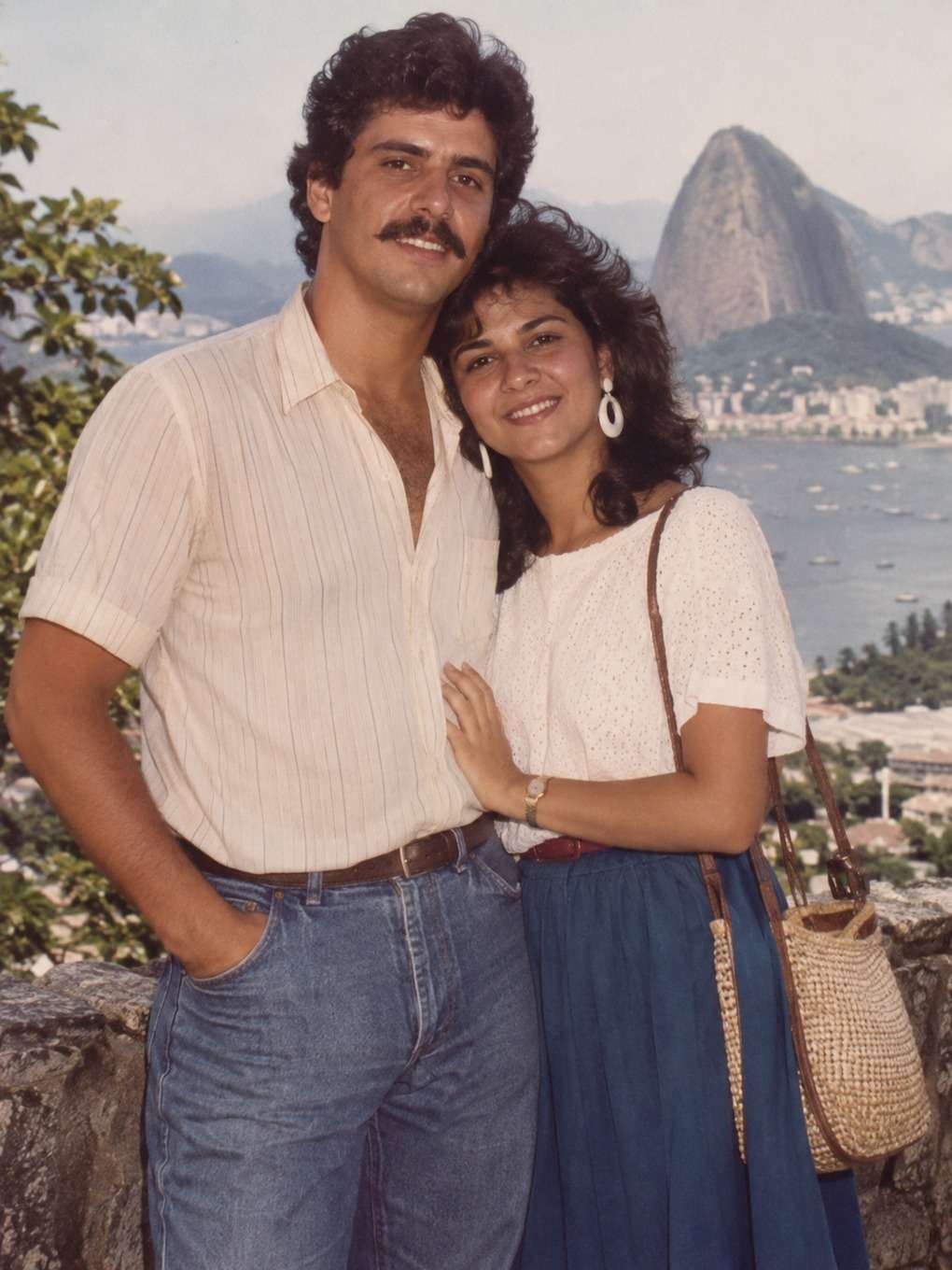 detalhes artesanais e humanos - exemplo de foto de casal anos 80