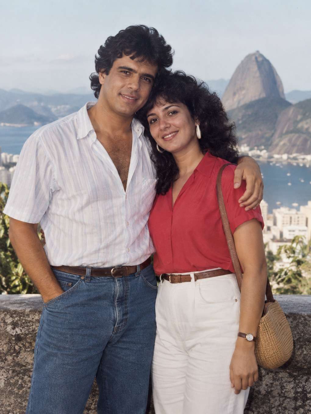 fundo limpo com foco no assunto - exemplo de foto de casal anos 80
