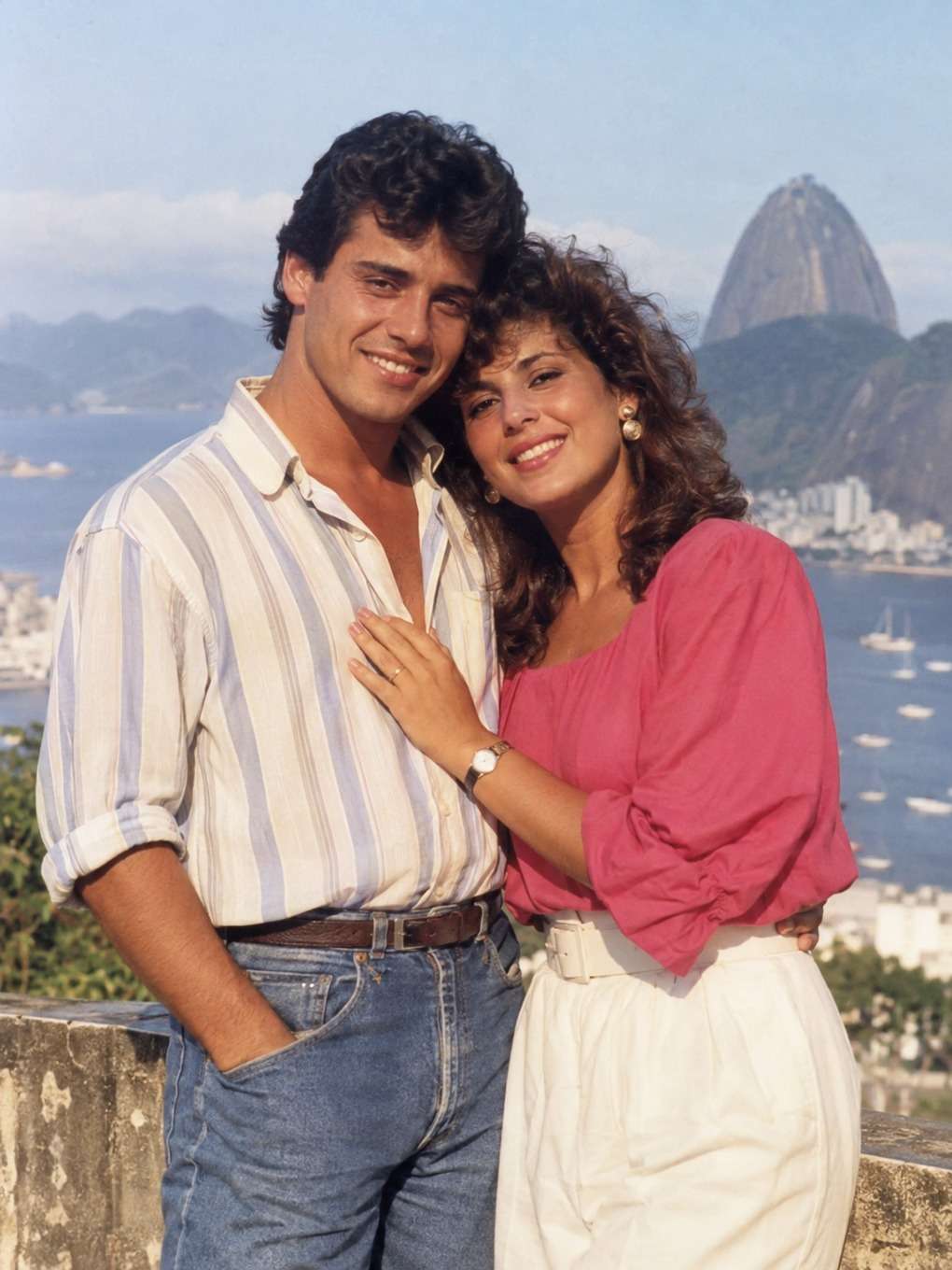 design colorido sem excesso - exemplo de foto de casal anos 80