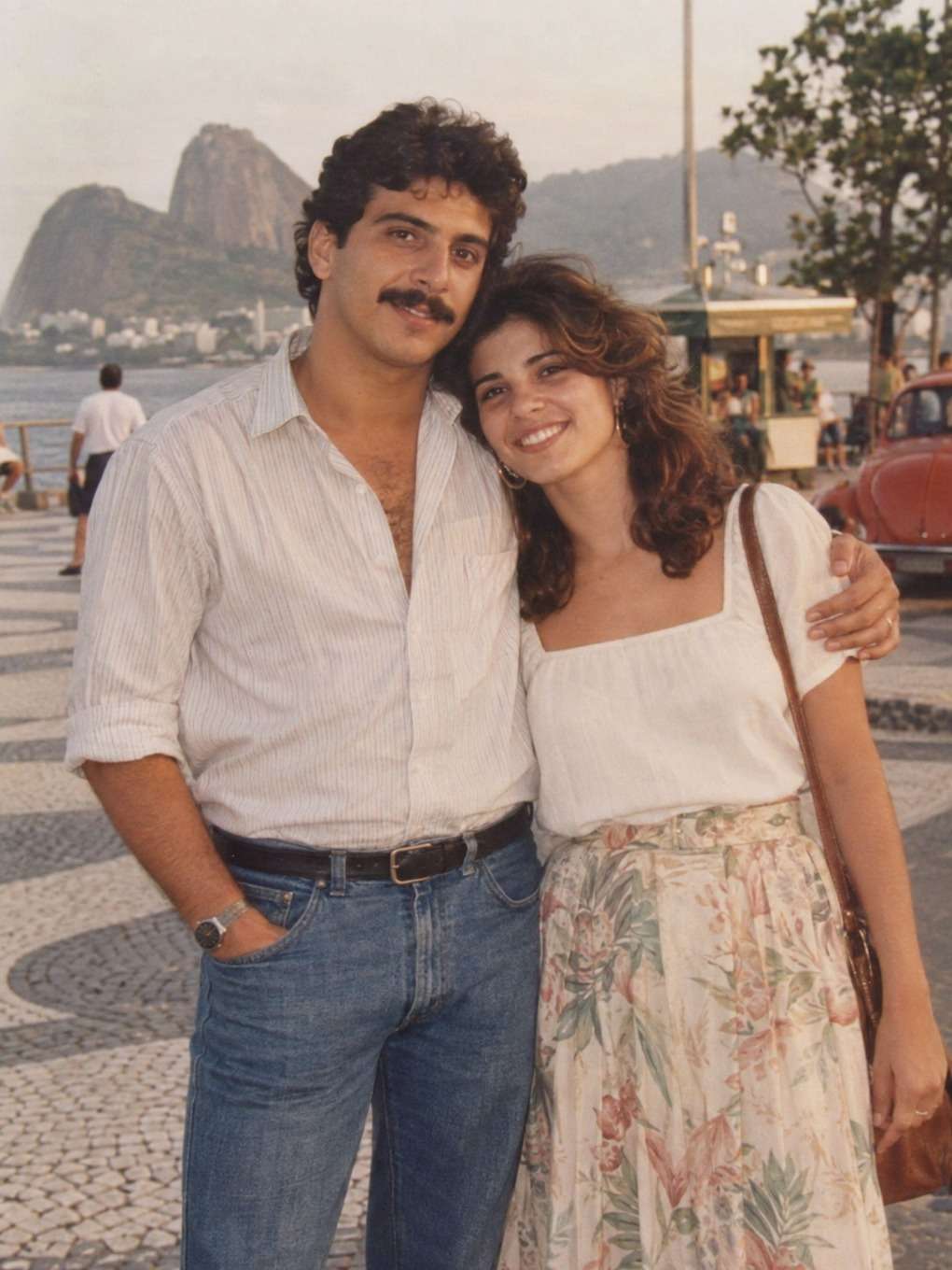 cena cotidiana com autenticidade - exemplo de foto de casal anos 80