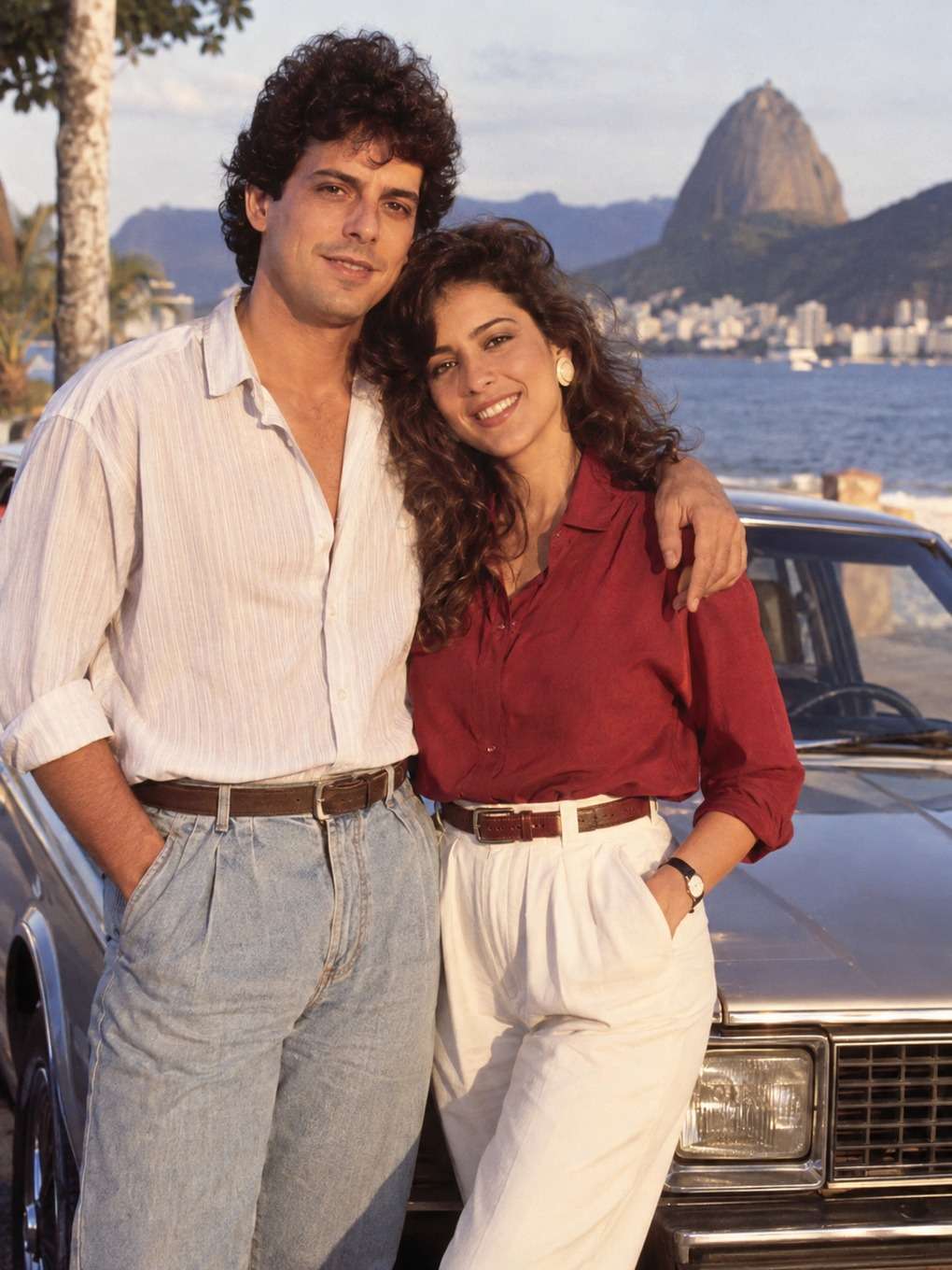 composição vertical elegante - exemplo de foto de casal anos 80