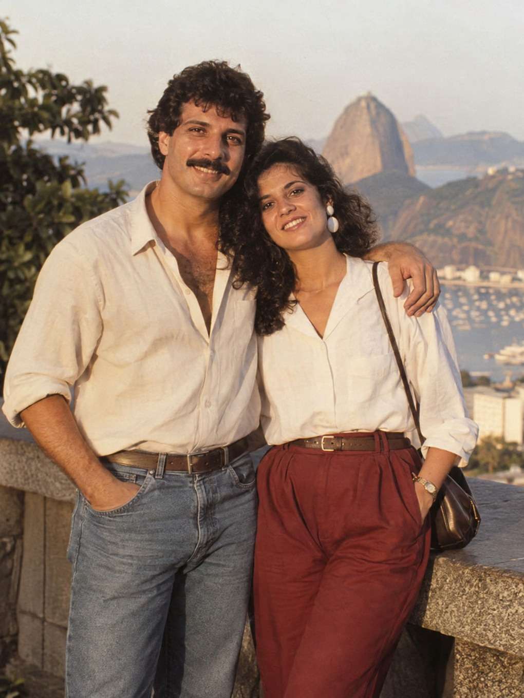 visual minimalista com espaço para texto - exemplo de foto de casal anos 80