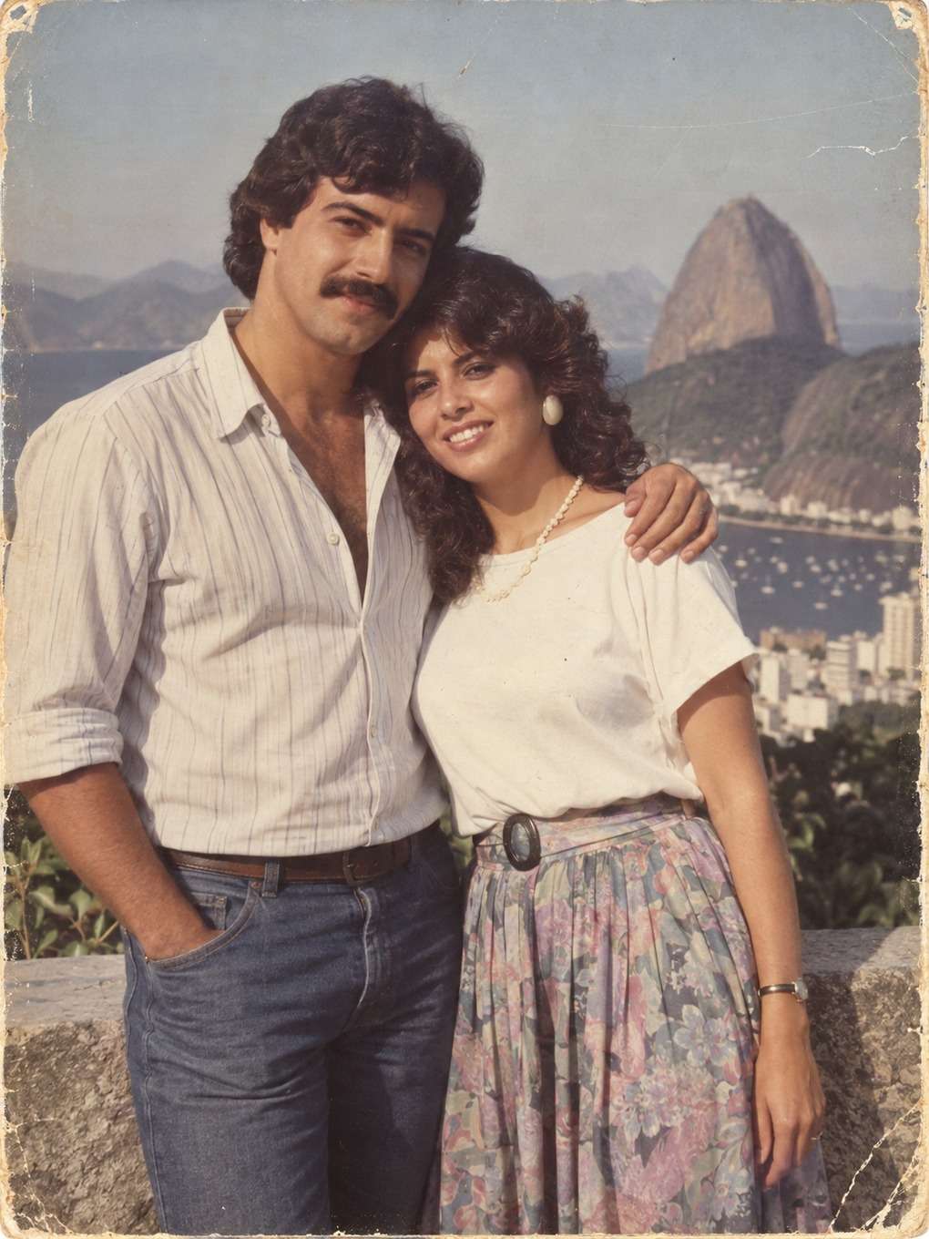 cartaz vertical com textura de papel - exemplo de foto de casal anos 80