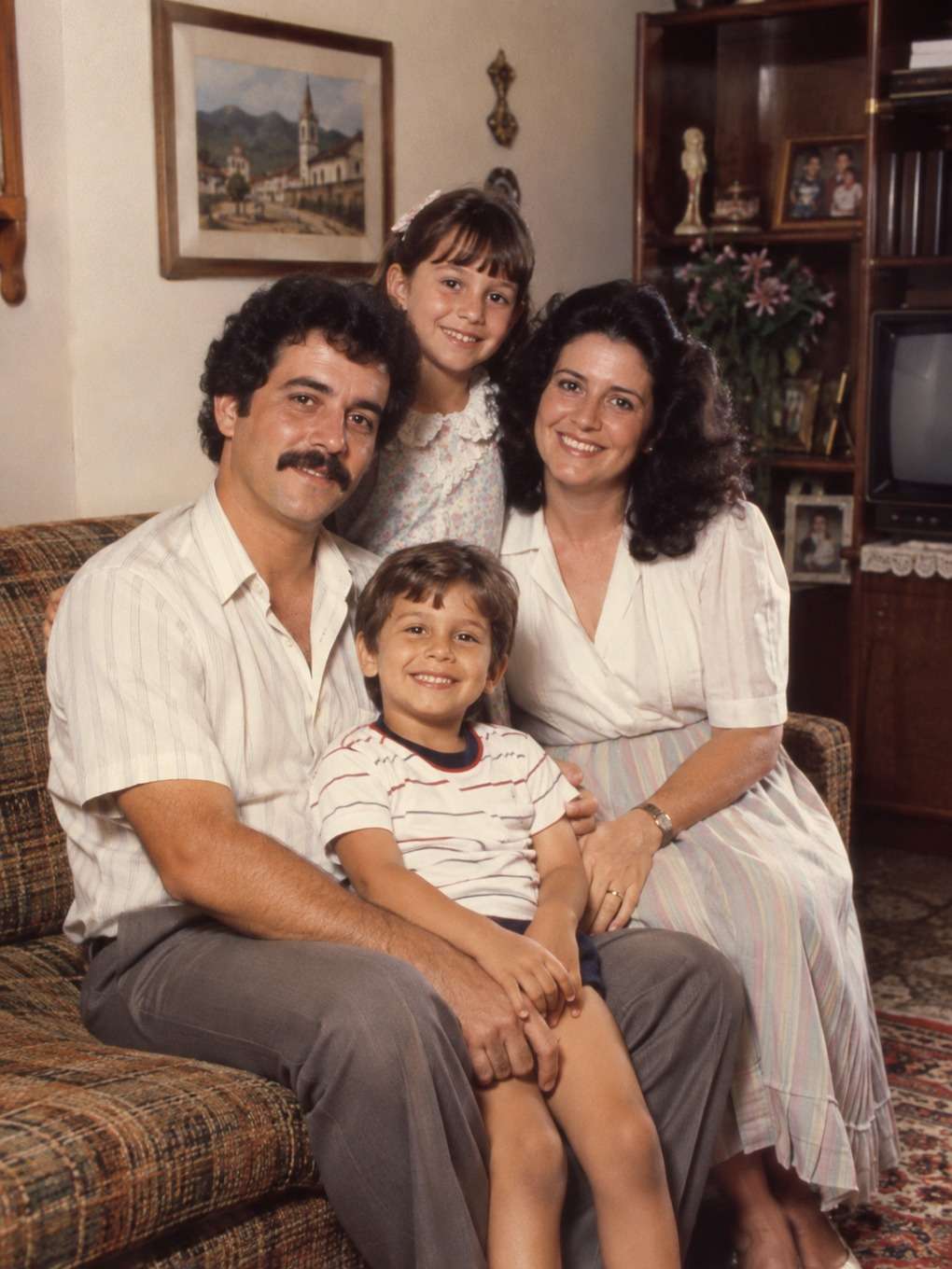 detalhes artesanais e humanos - exemplo de foto de família anos 80