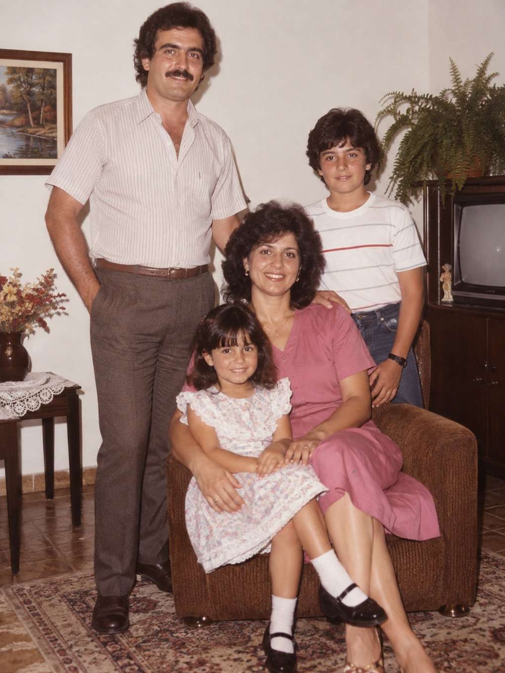 fundo limpo com foco no assunto - exemplo de foto de família anos 80