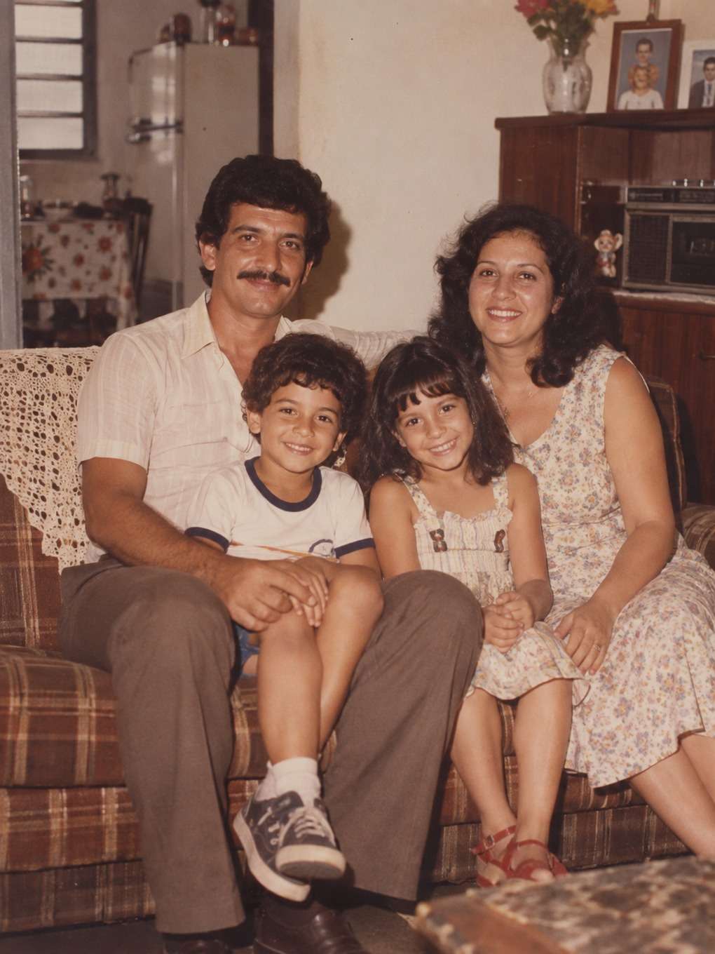 cena cotidiana com autenticidade - exemplo de foto de família anos 80