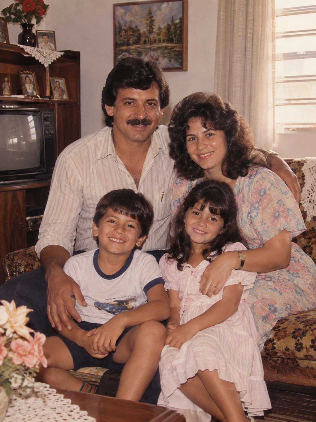 cena familiar acolhedora - exemplo de foto de família anos 80