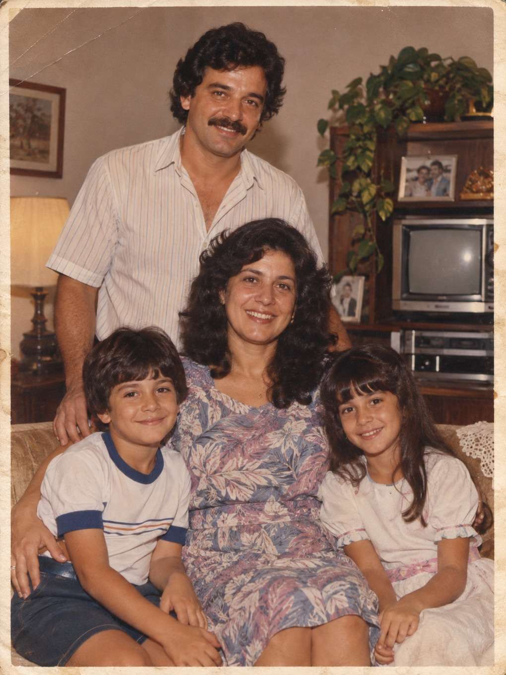 cartaz vertical com textura de papel - exemplo de foto de família anos 80