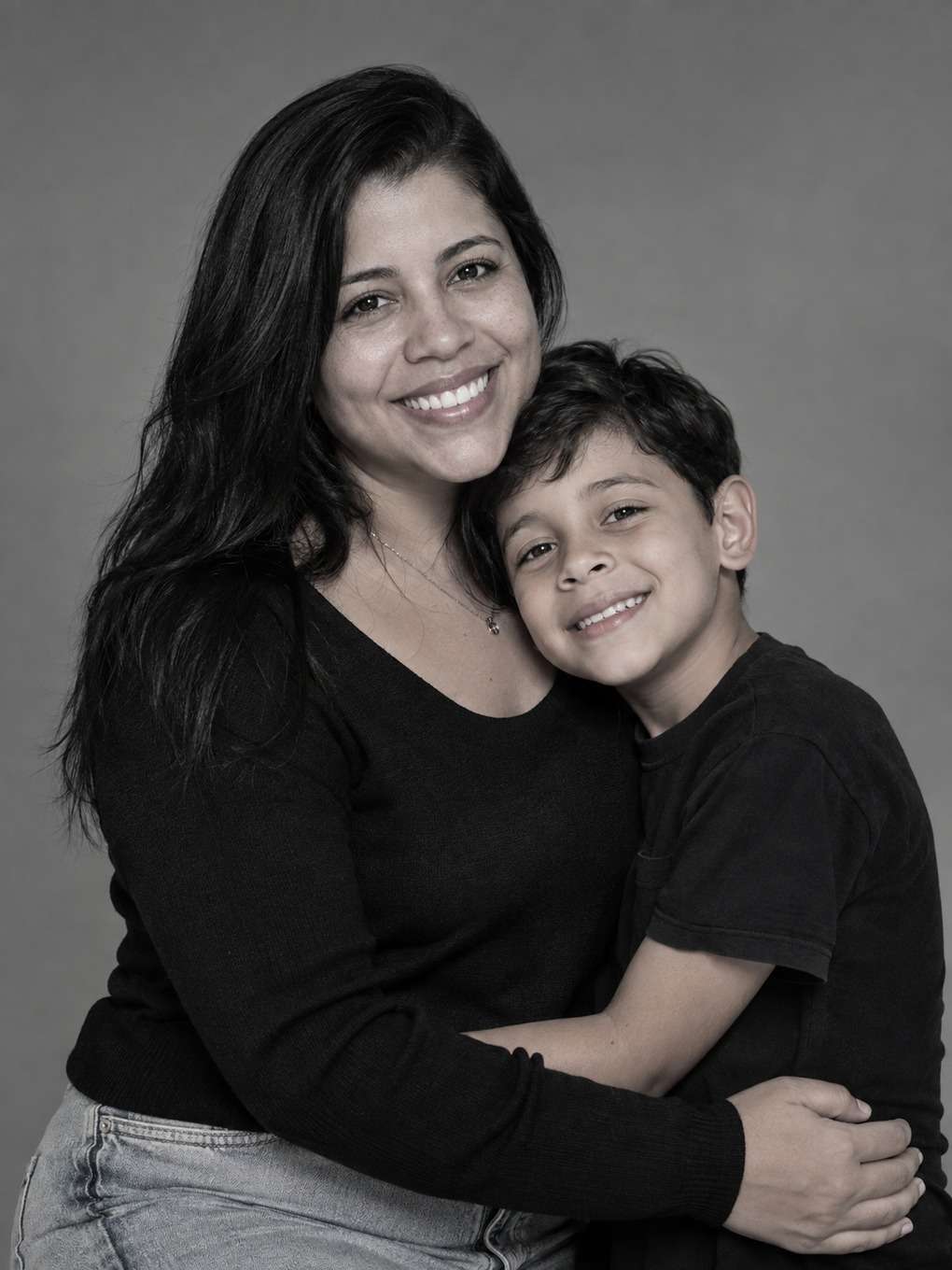 retrato em preto e branco - exemplo de prompt mãe e filho