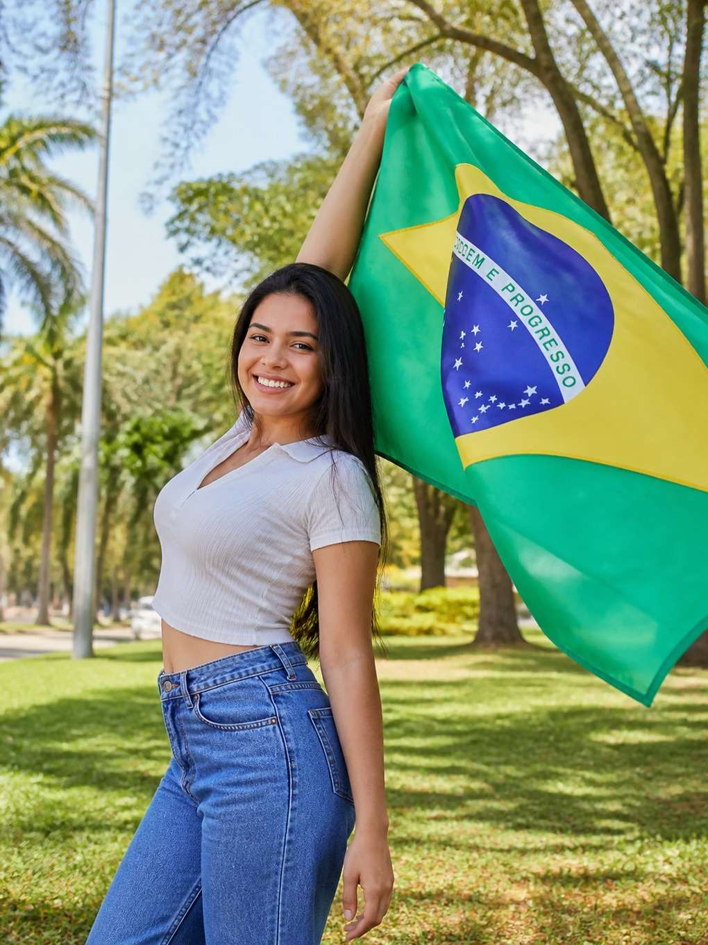 foto ao ar livre com crianças ao fundo - exemplo de 7 de setembro