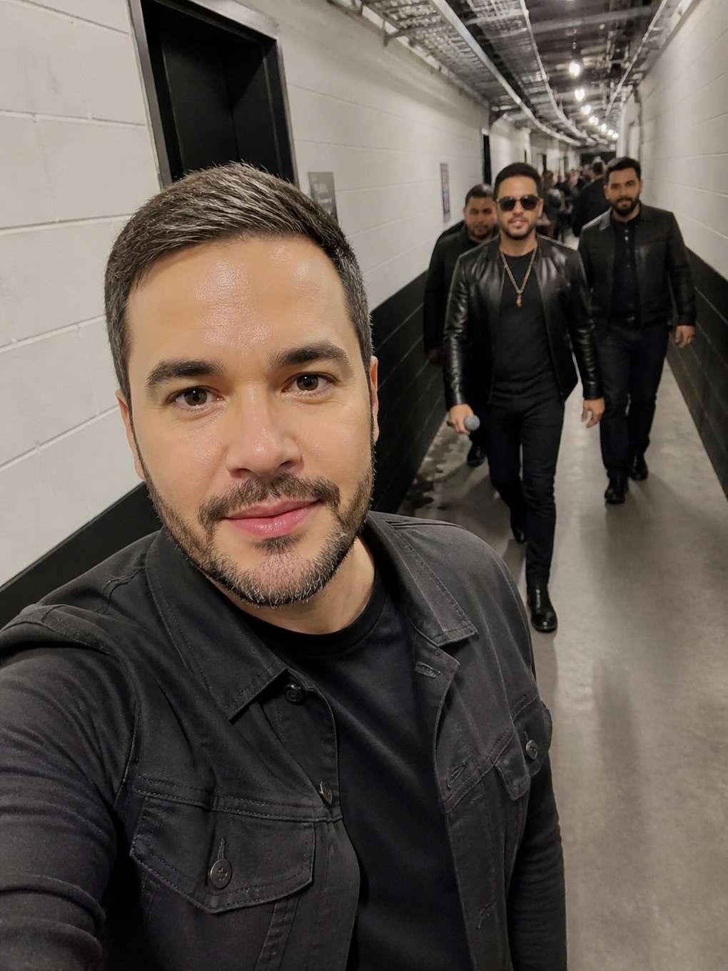 selfie casual no corredor do evento - exemplo de foto movida con cantantes