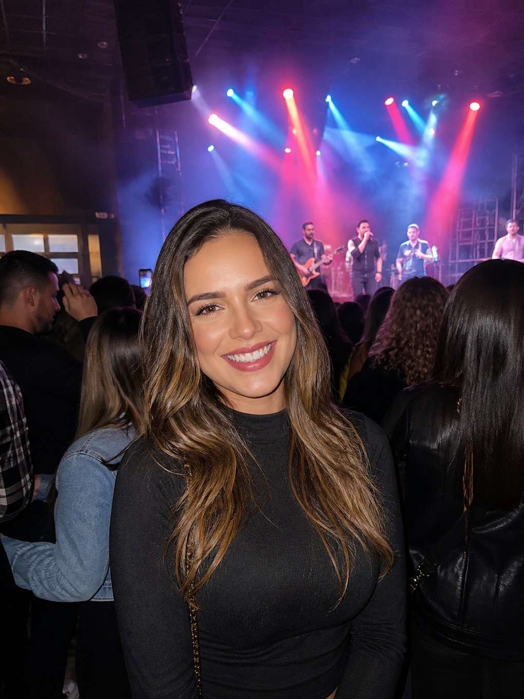 cantor no fundo da balada - exemplo de foto movida con cantantes