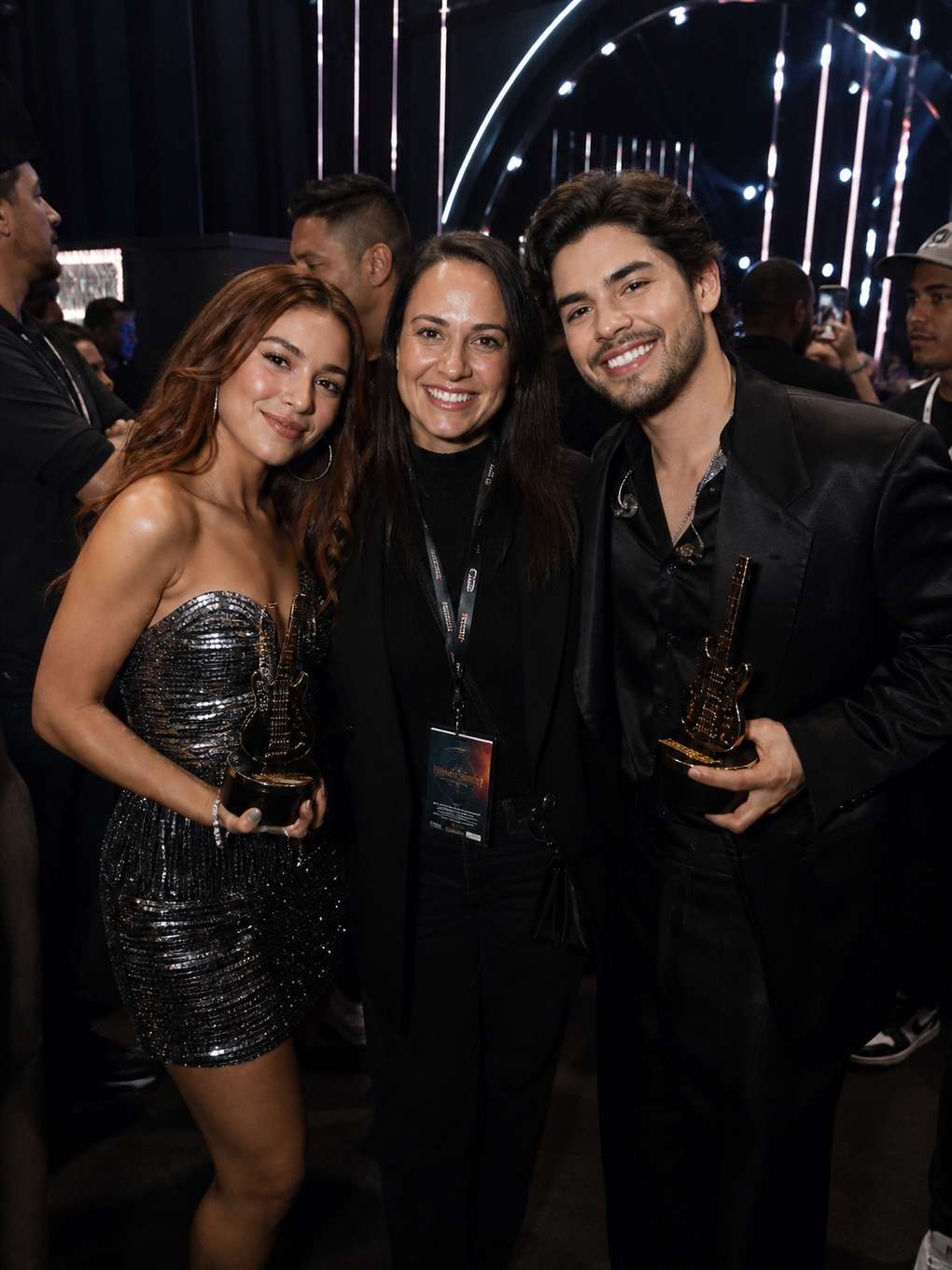 clima de bastidor de premiação - exemplo de foto movida con cantantes