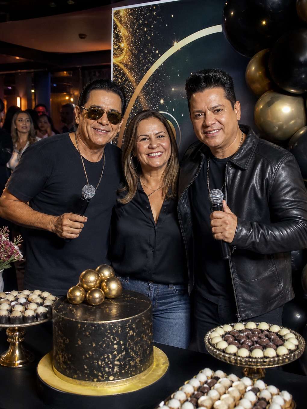 cantores em festa de aniversário - exemplo de foto movida con cantantes