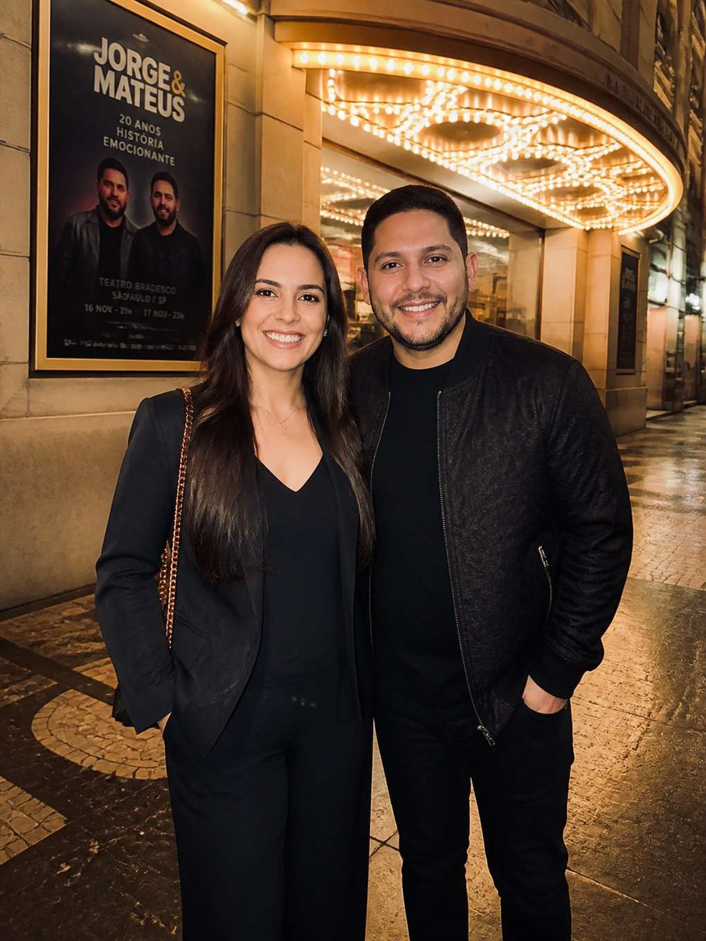selfie com cantor na porta do teatro - exemplo de foto movida con cantantes
