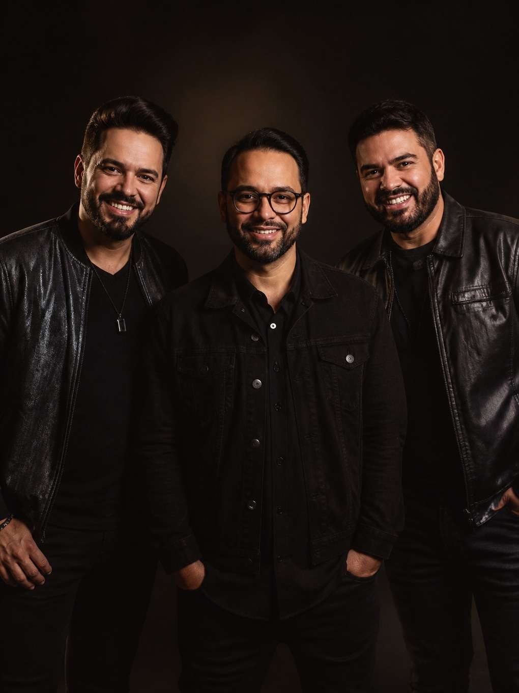 cantores em estúdio com fundo escuro - exemplo de foto movida con cantantes