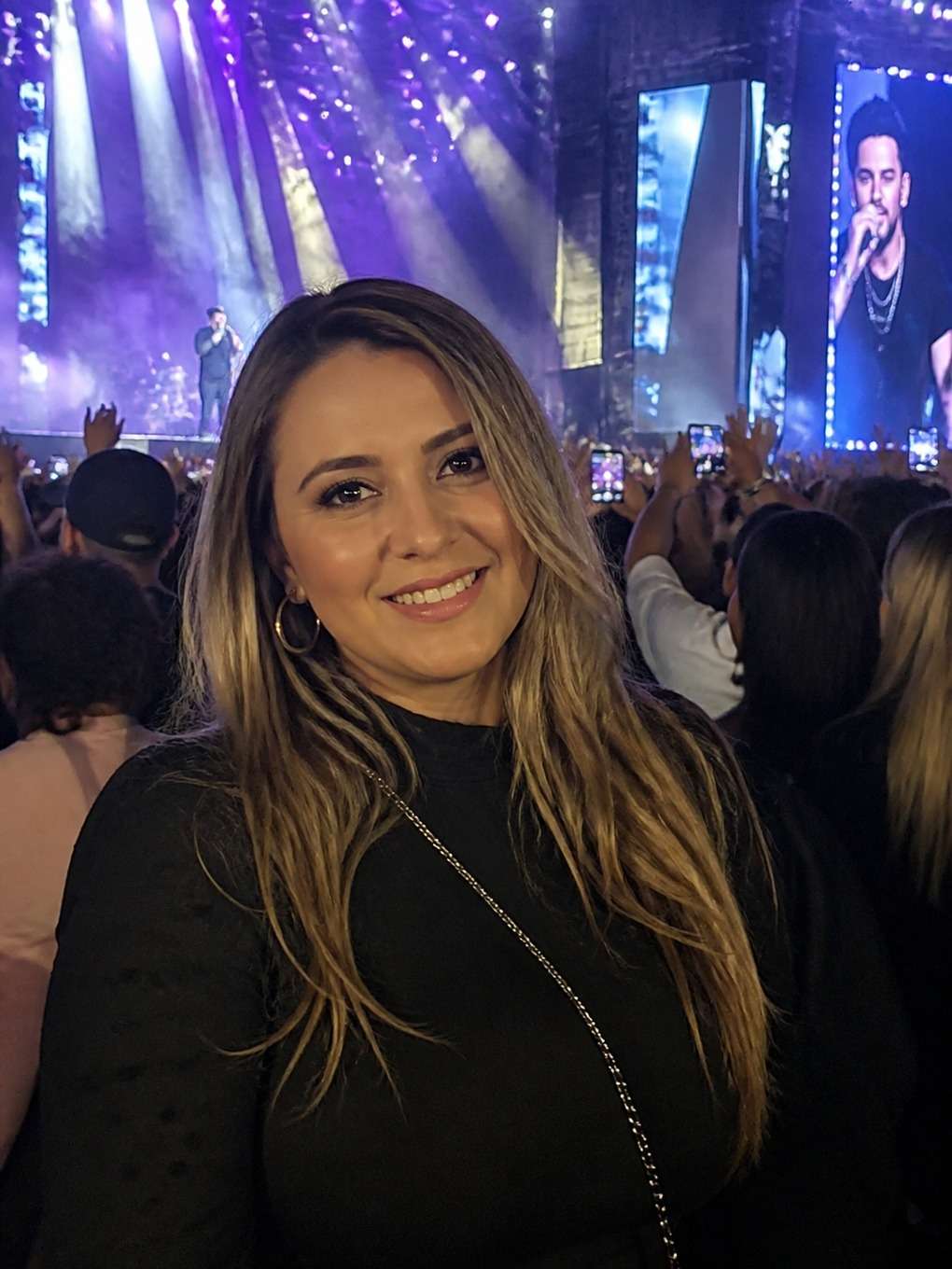 foto de fã em frente ao palco - exemplo de foto movida con cantantes