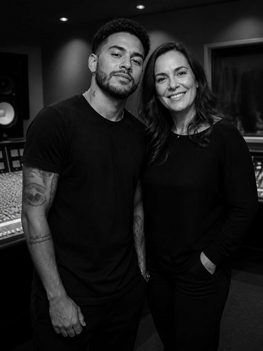 foto em preto e branco com artista - exemplo de foto movida con cantantes