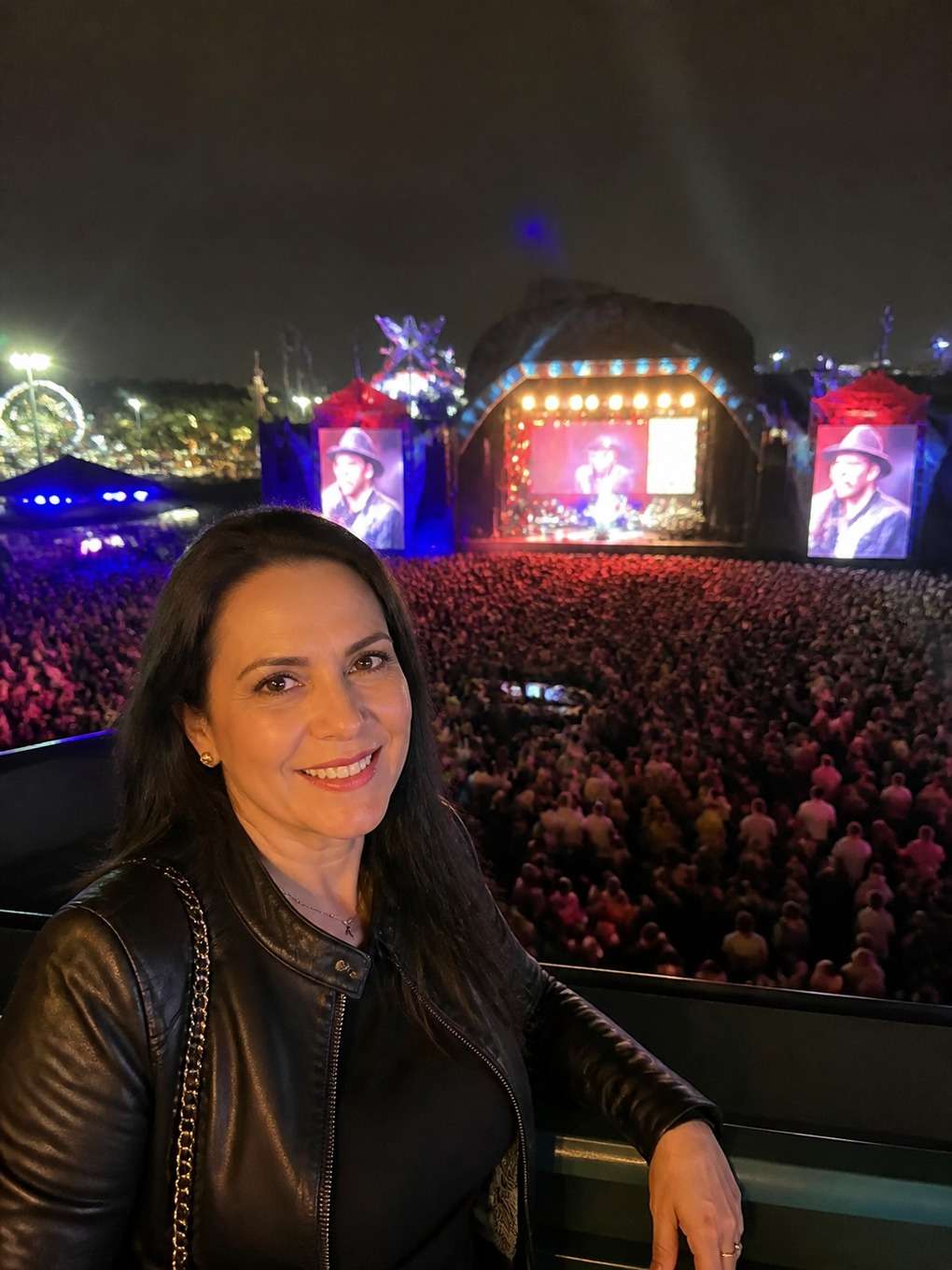 selfie no camarote do festival - exemplo de foto movida con cantantes