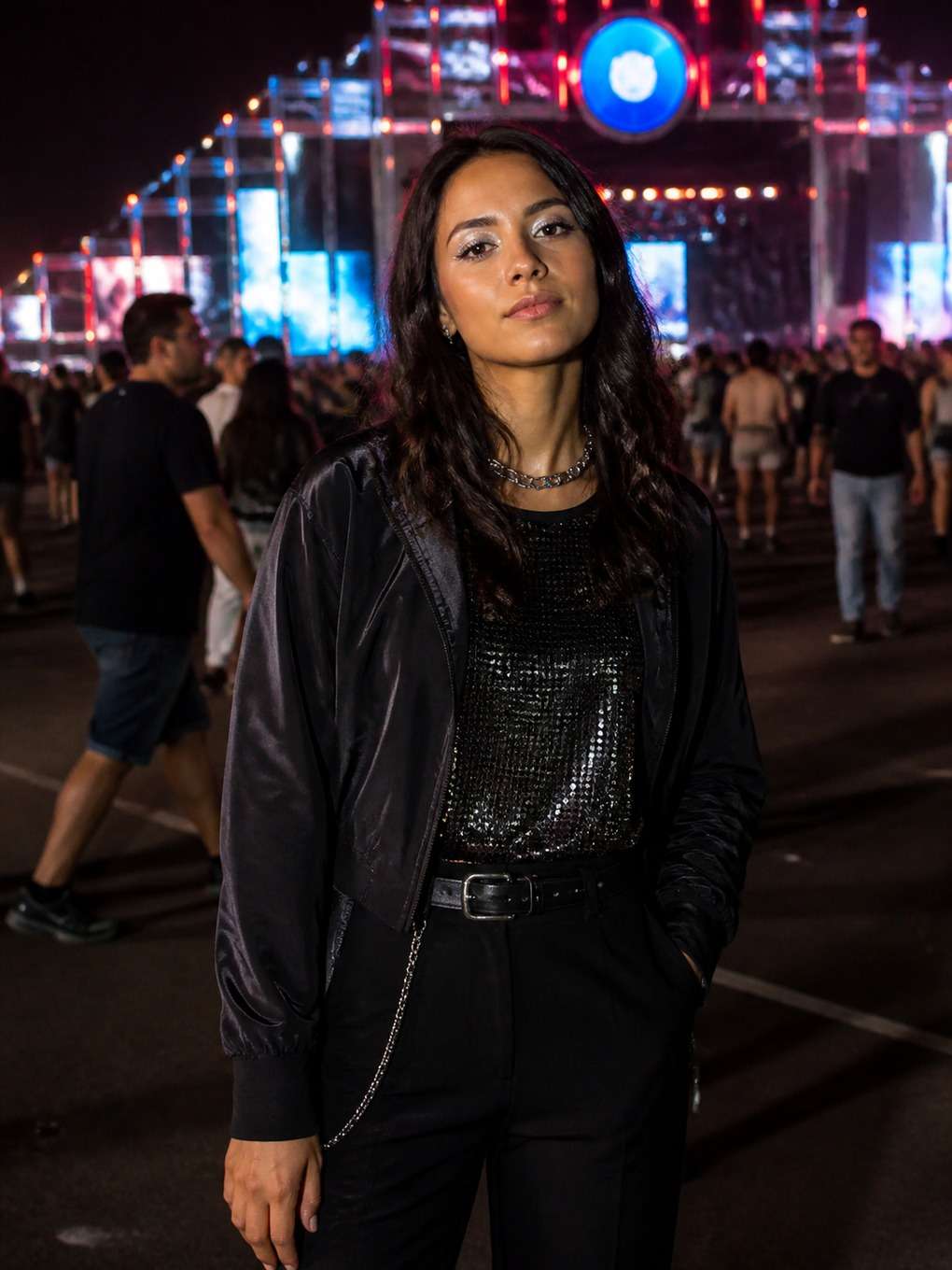 estilo glam com brilho metálico - exemplo de prompts para look rock in rio