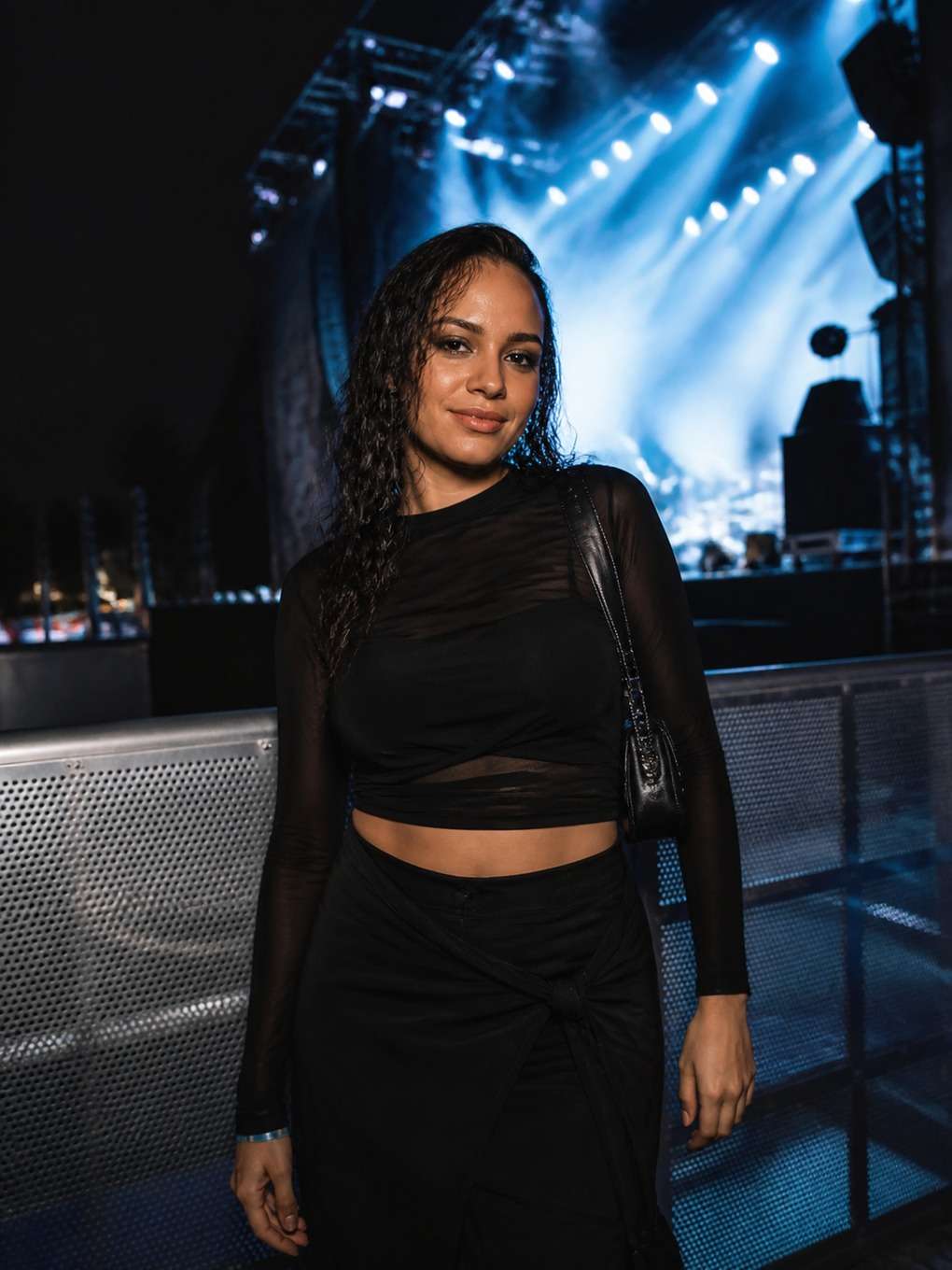 look com topete e cabelo molhado - exemplo de prompts para look rock in rio