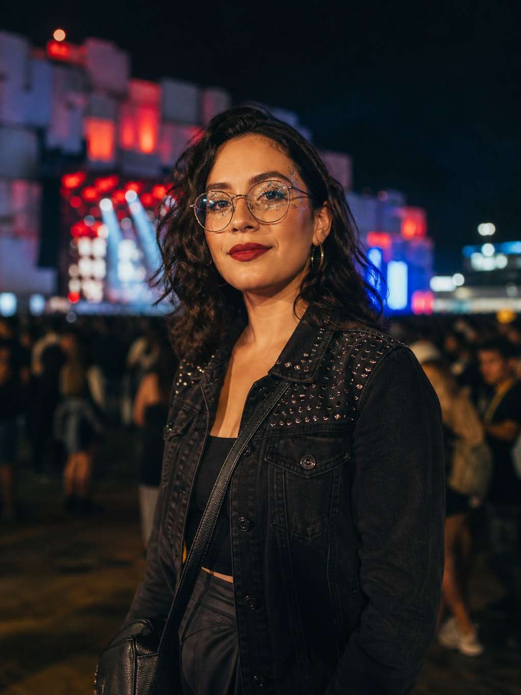 maquiagem para quem usa óculos - exemplo de prompts para maquiagem rock in rio