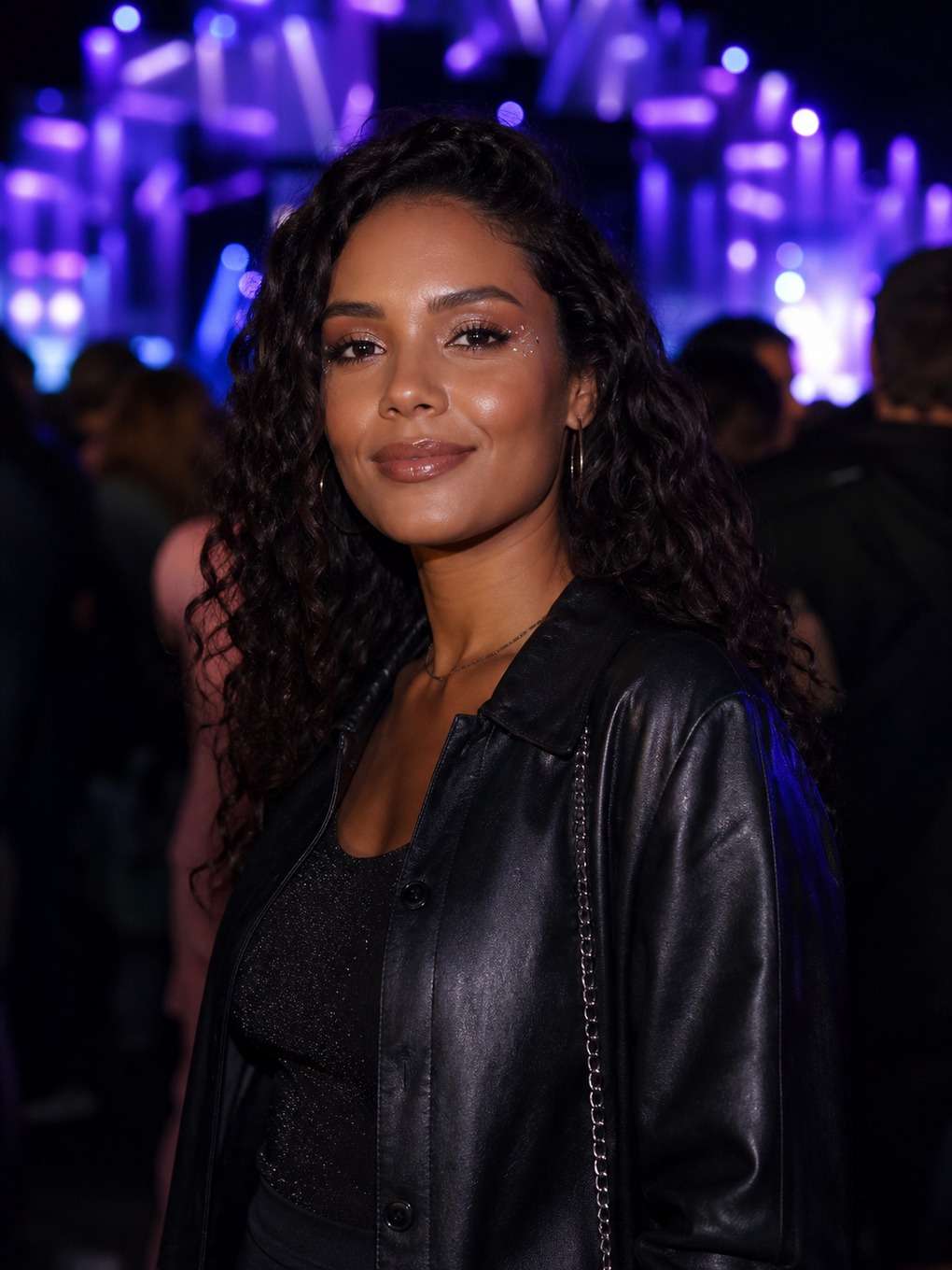 morena iluminada com gloss - exemplo de prompts para maquiagem rock in rio