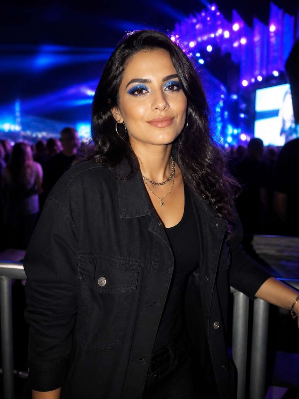 festival com toque azul elétrico - exemplo de prompts para maquiagem rock in rio