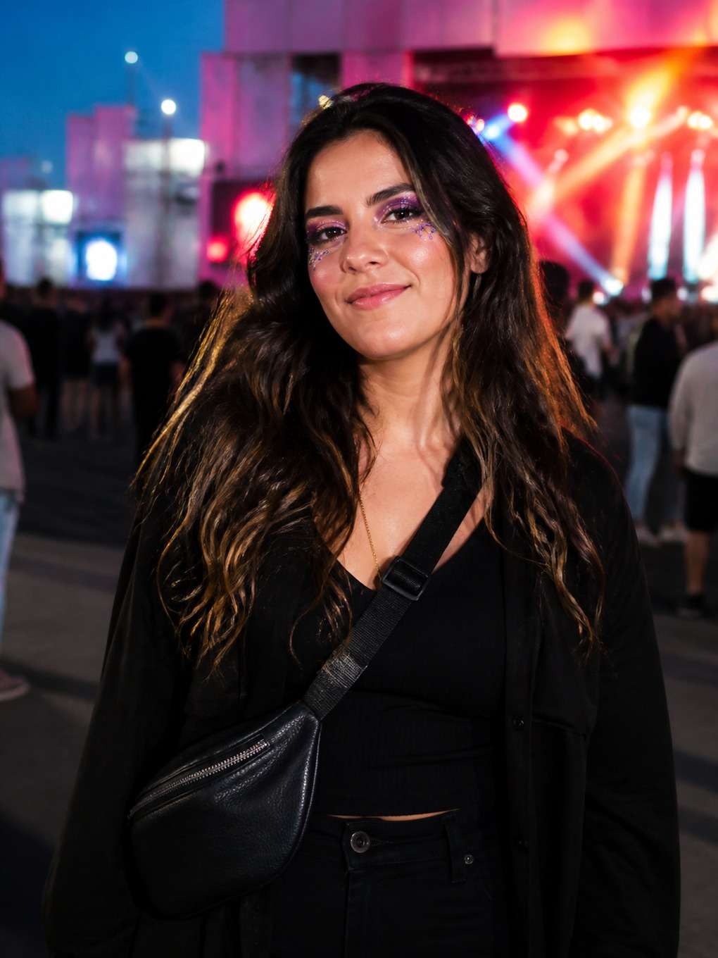 maquiagem com cabelo ondulado solto - exemplo de prompts para maquiagem rock in rio