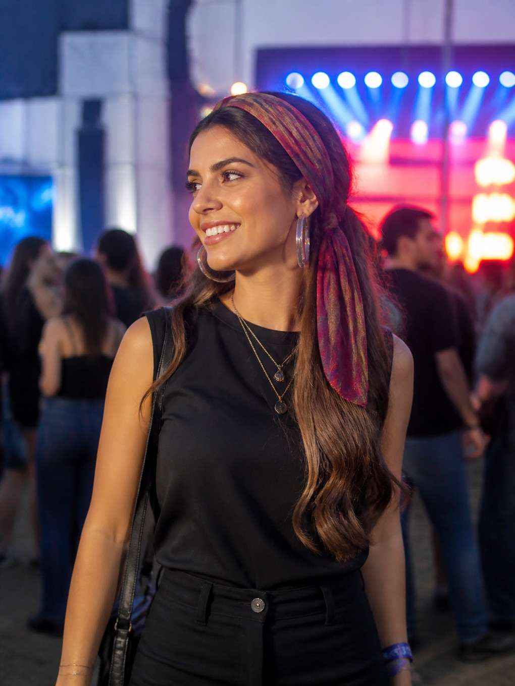 penteado com lenço estiloso - exemplo de prompts para penteados rock in rio