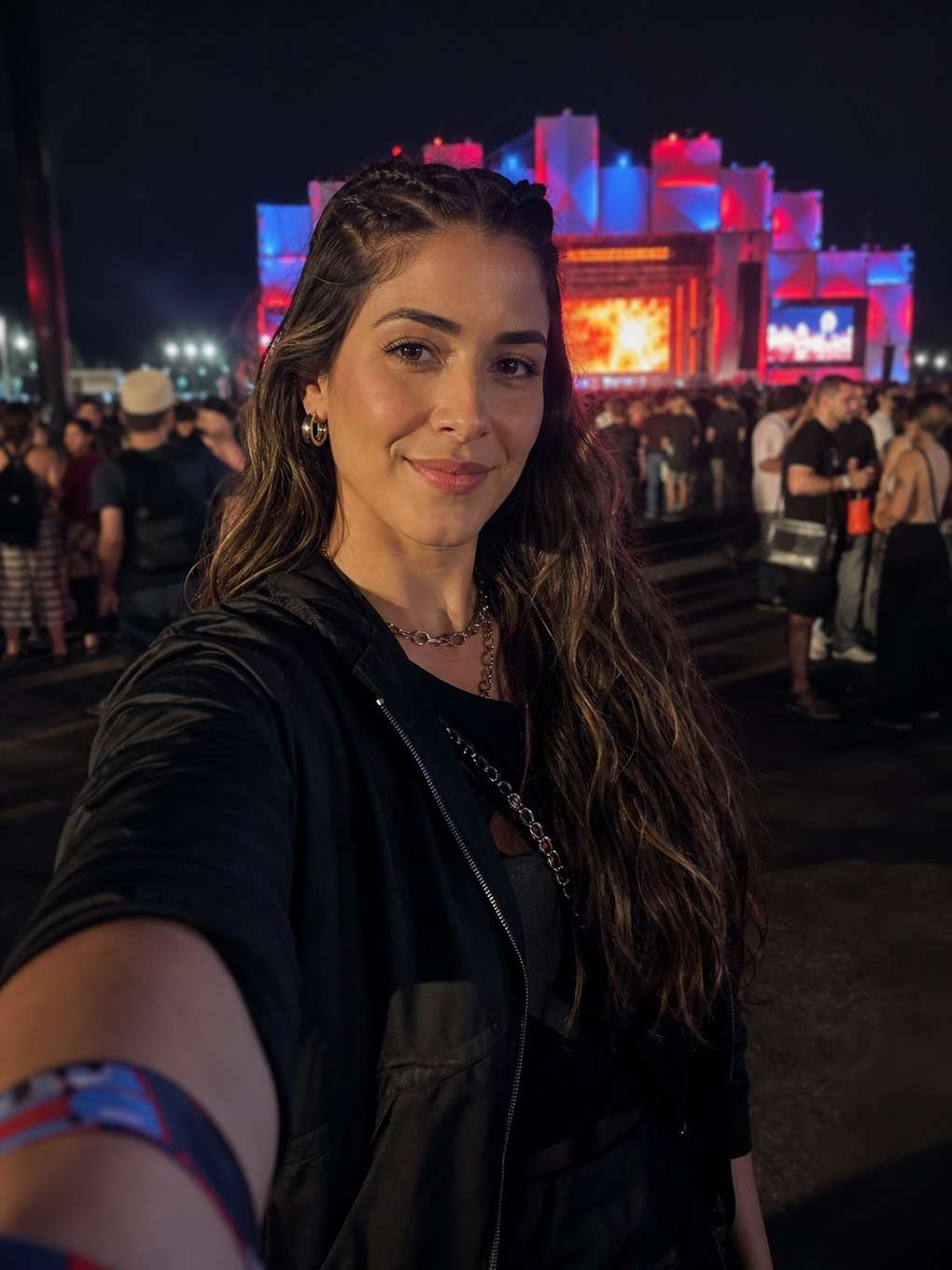 selfie de noite com cabelo solto - exemplo de prompts para penteados rock in rio