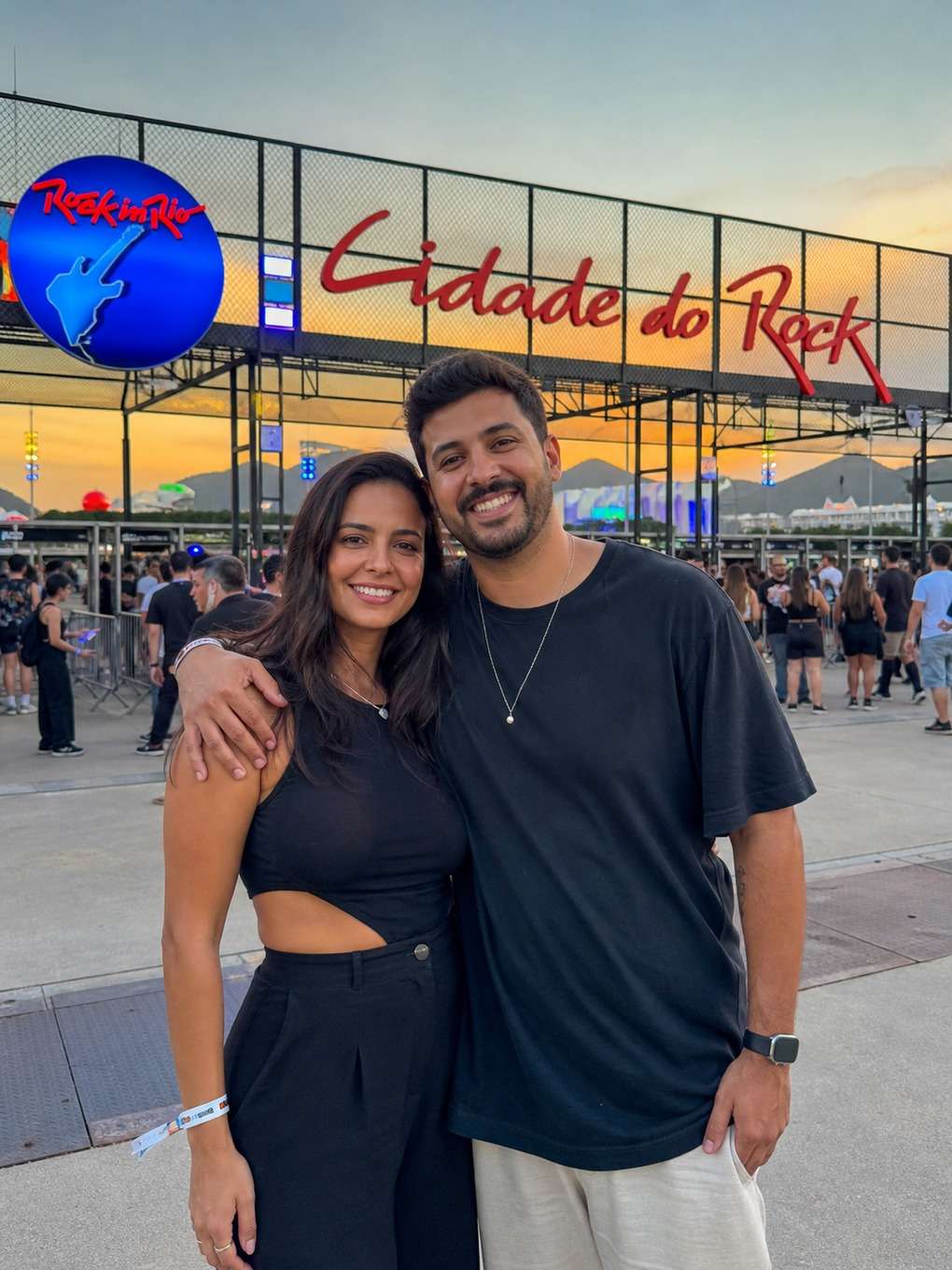 foto do casal na entrada do festival - exemplo de fotos de casal no rock in rio