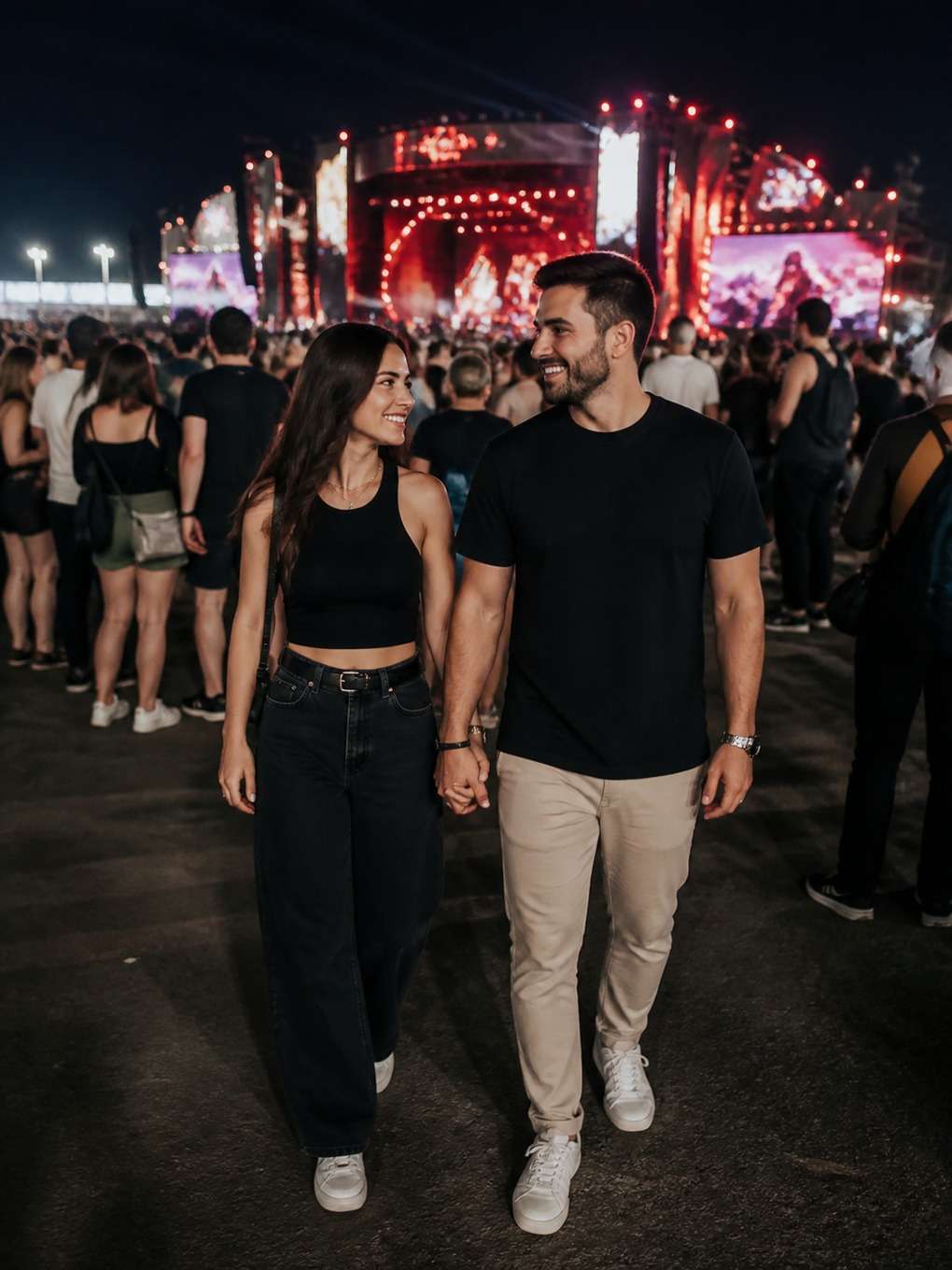 casal de mãos dadas entre a galera - exemplo de fotos de casal no rock in rio