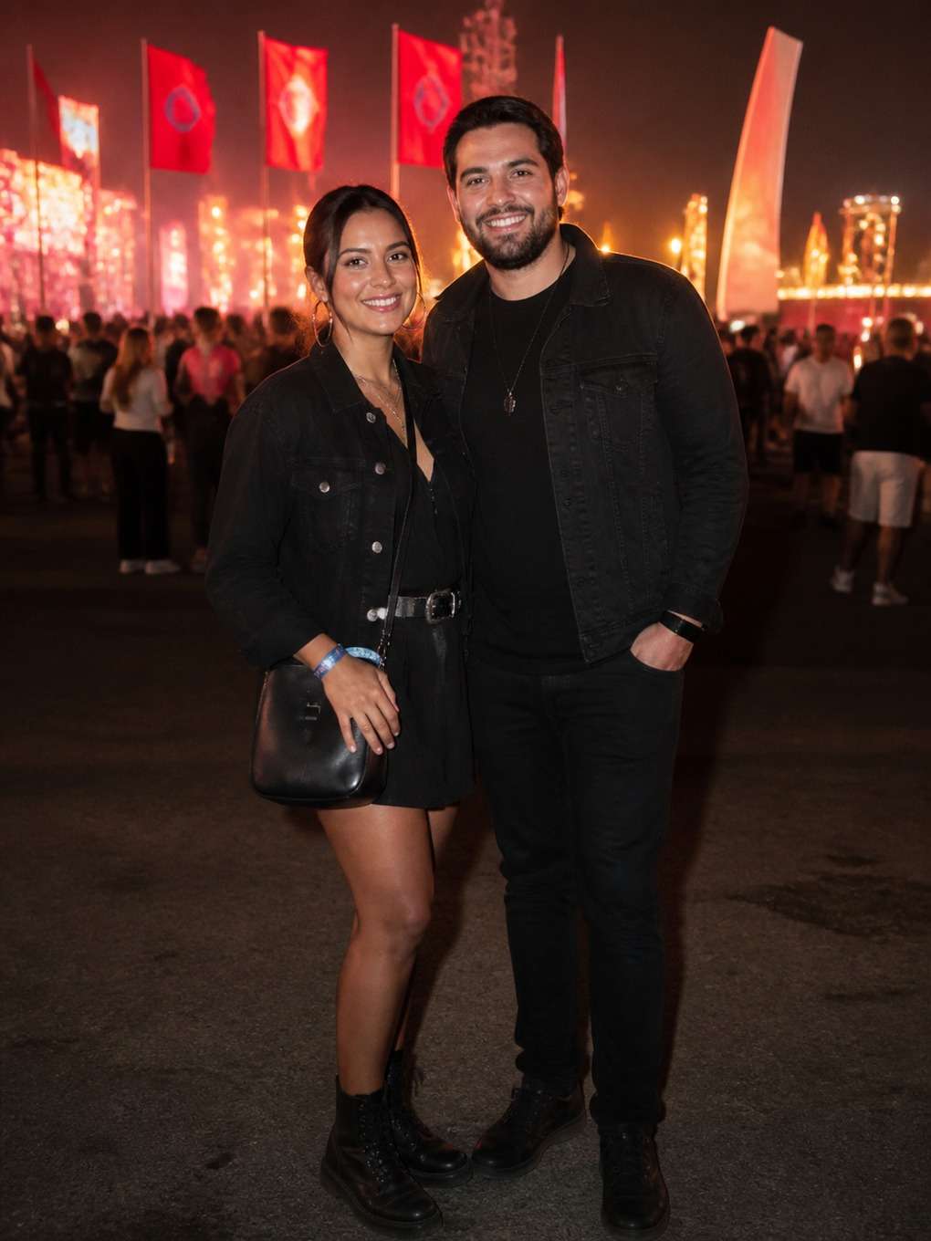 visual premium com bandeiras e luzes - exemplo de fotos de casal no rock in rio