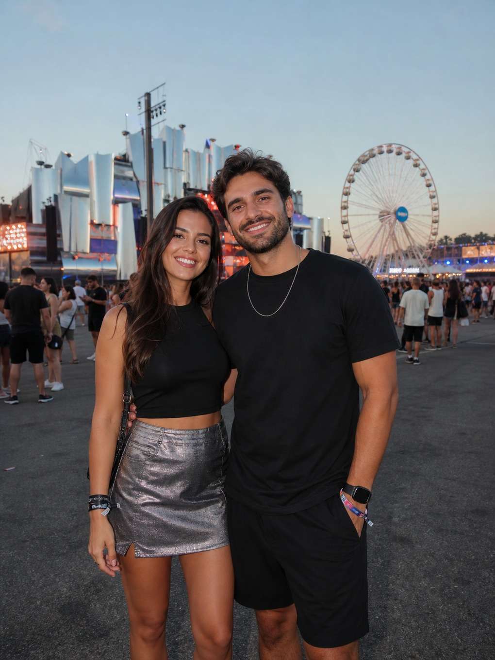 imagem com foco no look e nos acessórios - exemplo de fotos de casal no rock in rio