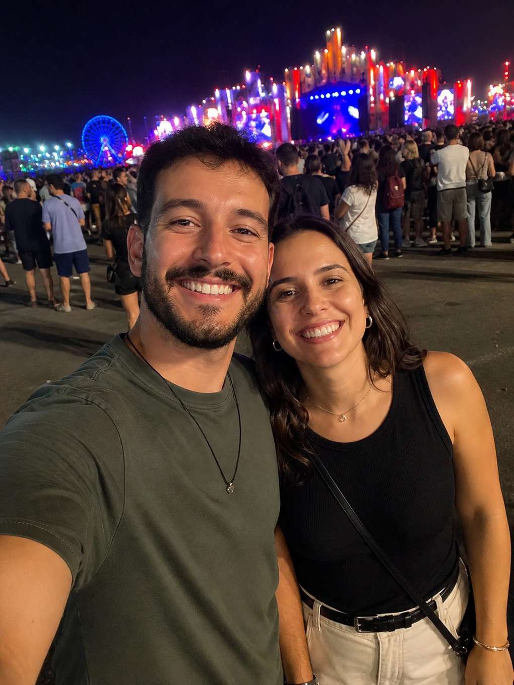 selfie casual no meio da festa - exemplo de fotos de casal no rock in rio