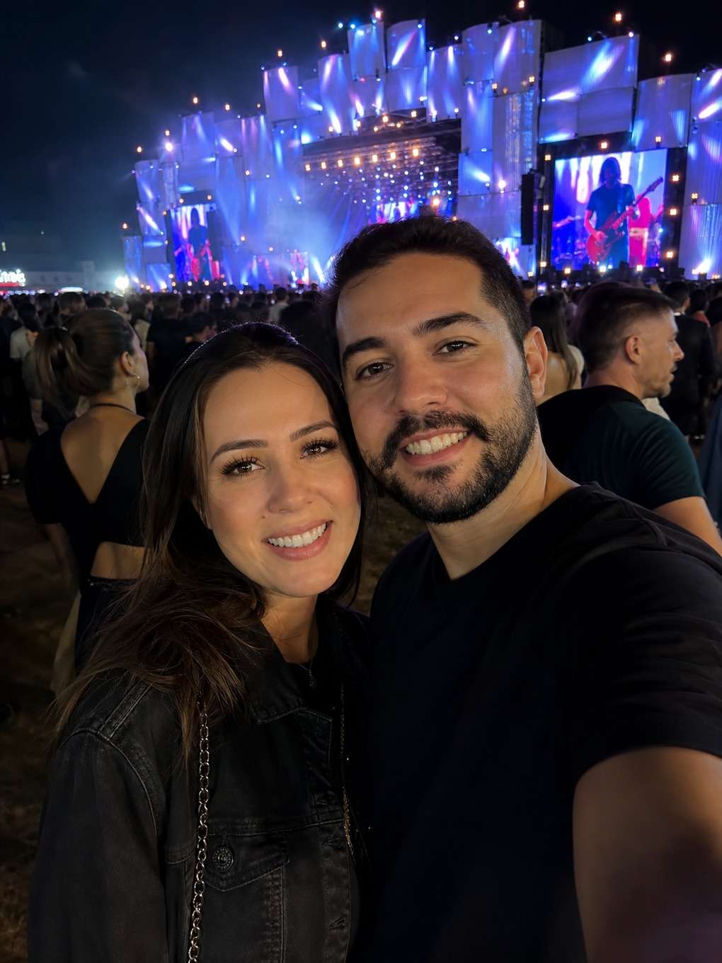 selfie de casal com multidão e telões - exemplo de fotos de casal no rock in rio