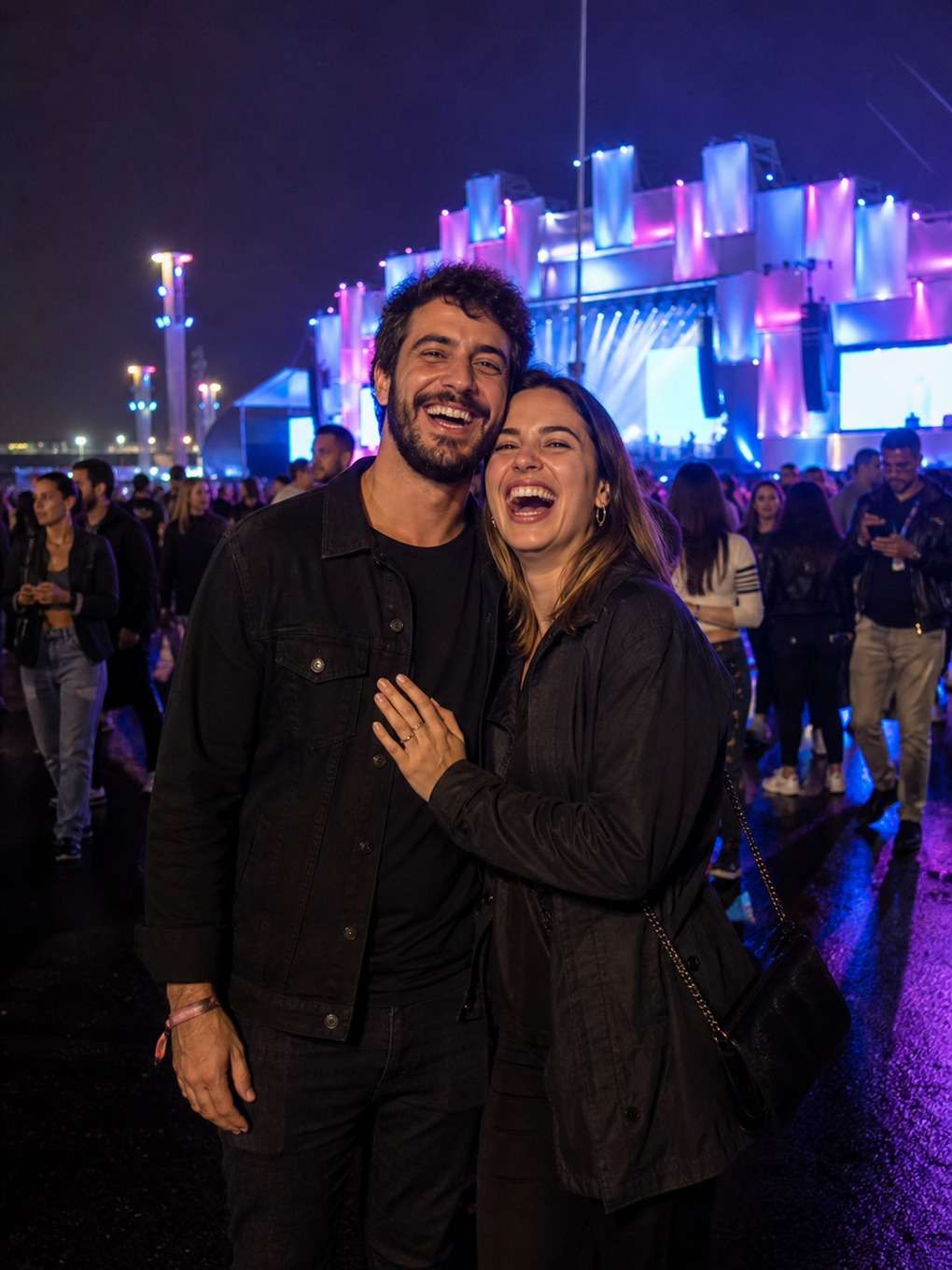 noite de show com luzes neon - exemplo de fotos de casal no rock in rio