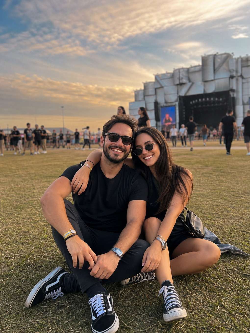 foto de lembrança na grama - exemplo de fotos de casal no rock in rio