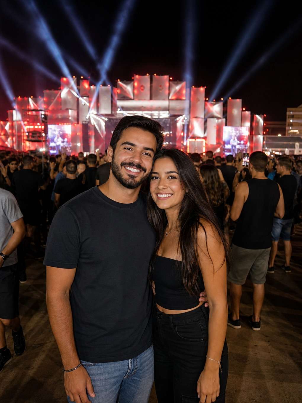 casal sorrindo diante do palco principal - exemplo de fotos de casal no rock in rio