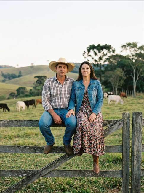 casal sertanejo sentado na cerca - exemplo de fotos de casal sertanejo