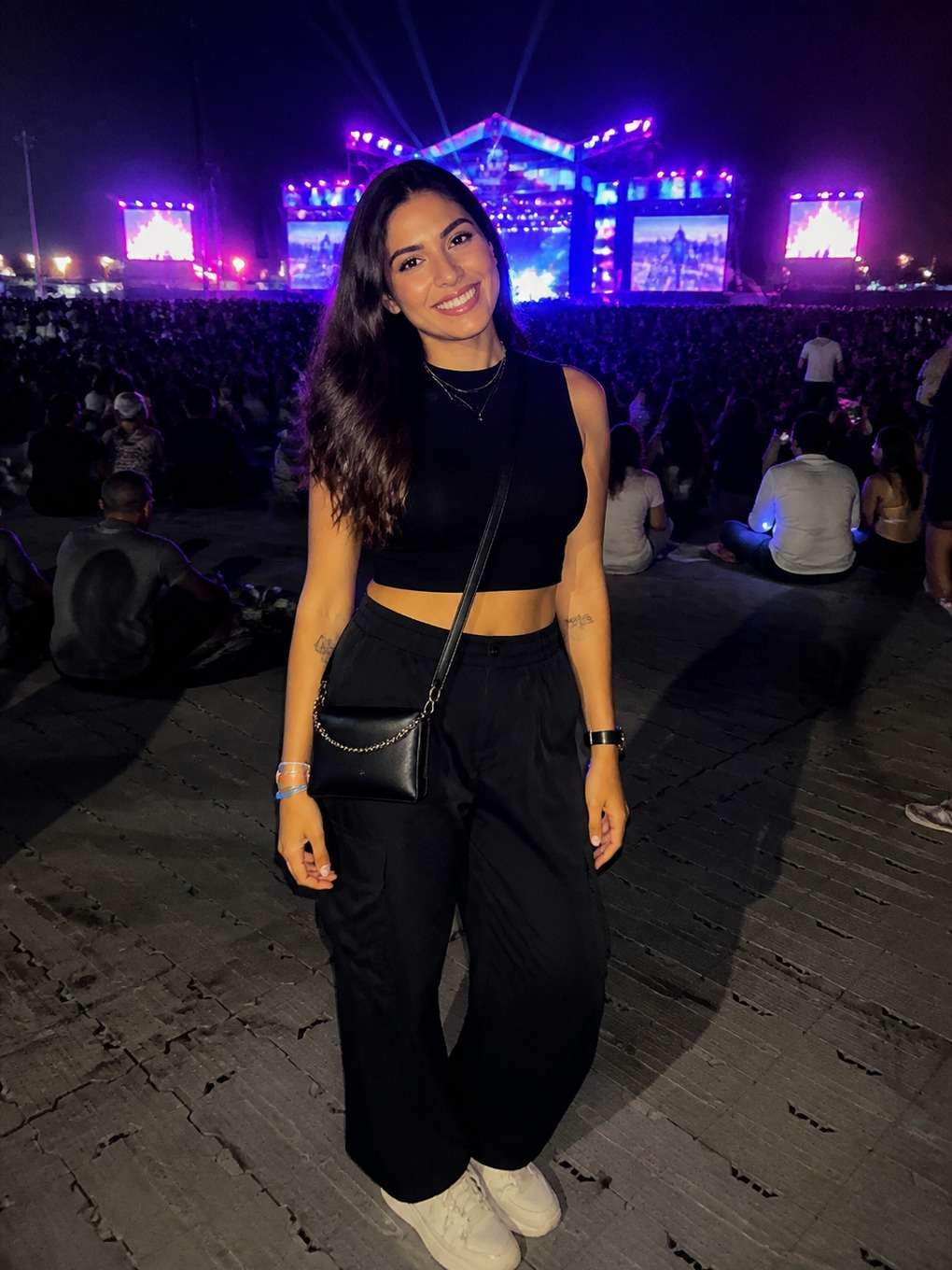 selfie com palco neon - exemplo de fotos de festival k-pop