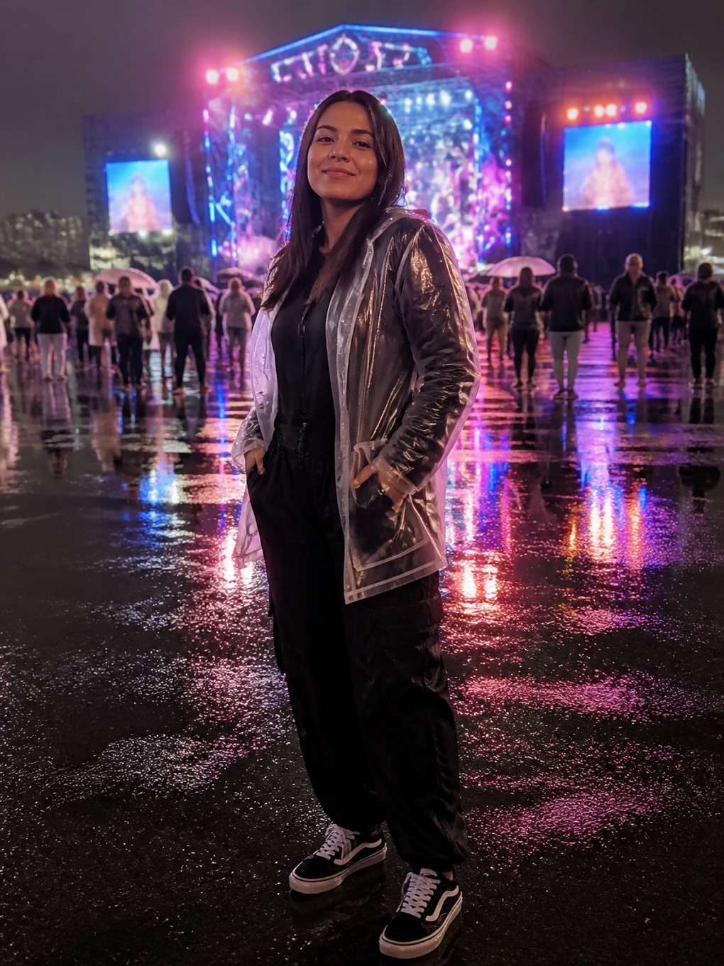 chuva leve e reflexos no chão - exemplo de fotos de festival k-pop