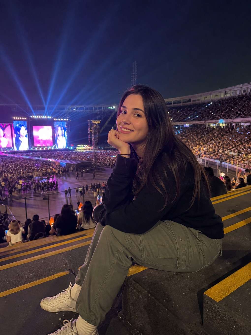 sentada na arquibancada do evento - exemplo de fotos de festival k-pop