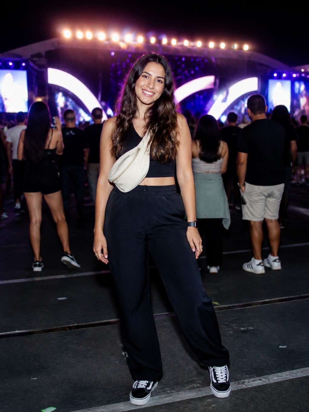 amigos ao fundo, pessoa em destaque - exemplo de fotos de festival k-pop