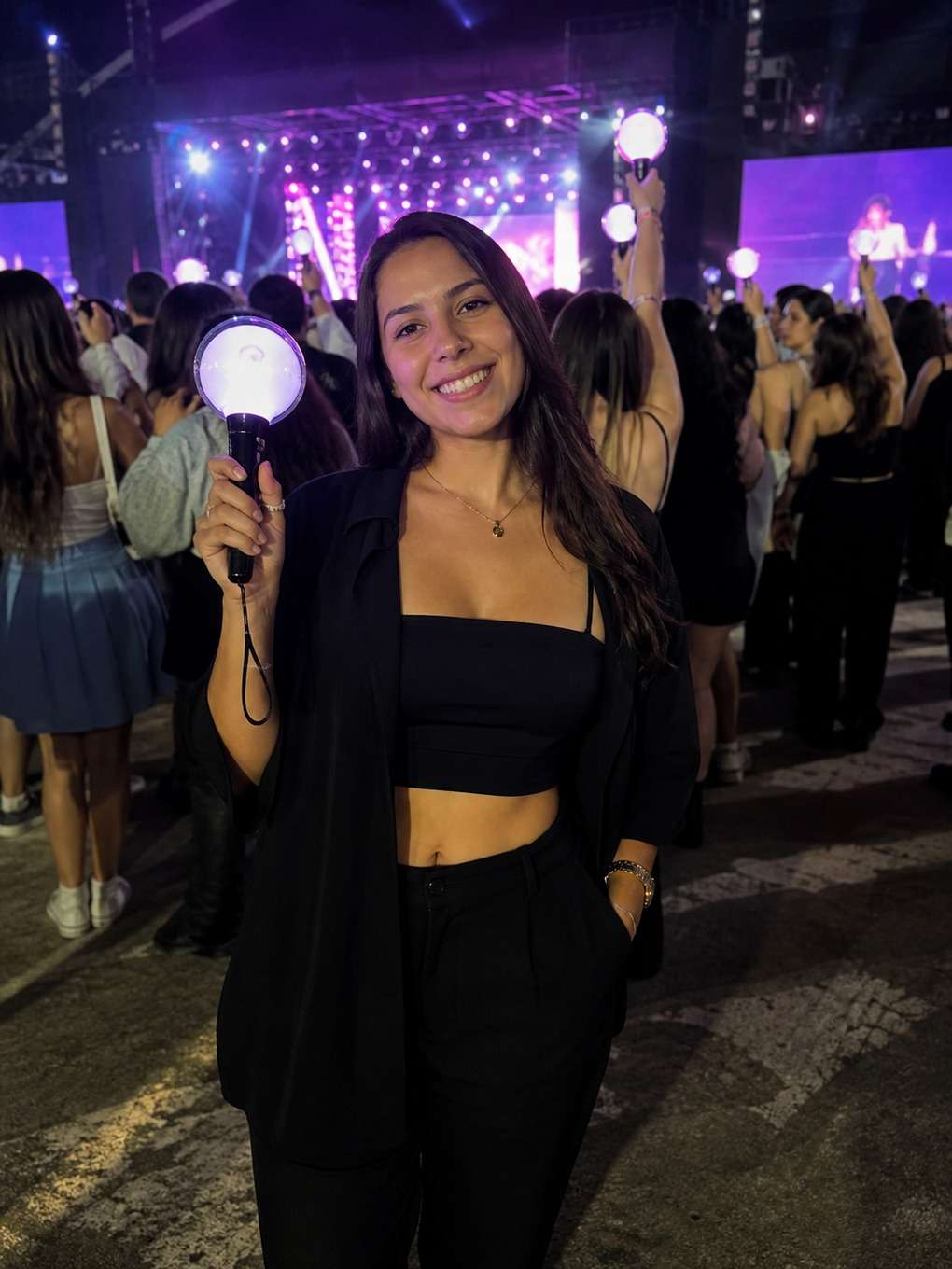 no meio da multidão com lightstick - exemplo de fotos de festival k-pop