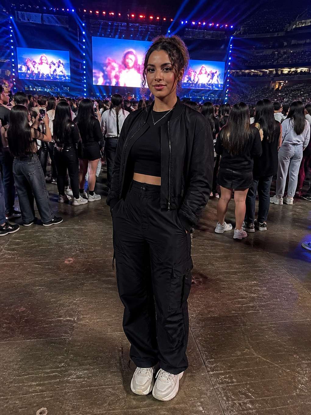 look streetwear com painéis de led - exemplo de fotos de festival k-pop