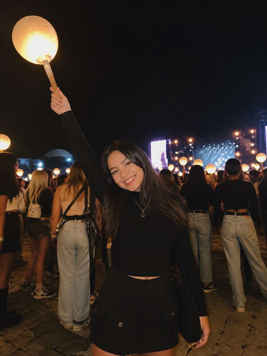 com amigos e lanternas - exemplo de fotos de festival k-pop