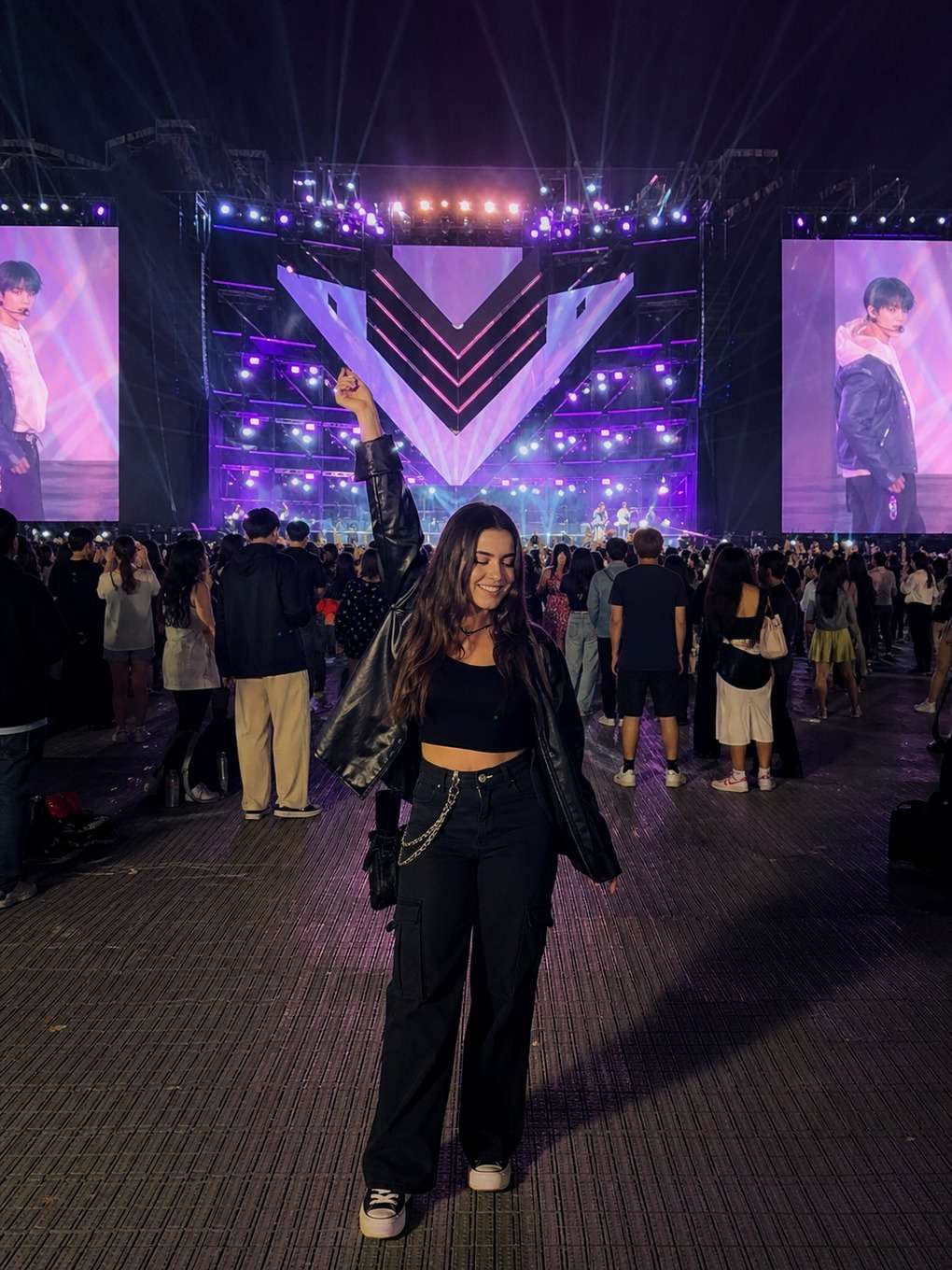 em frente ao palco principal - exemplo de fotos de festival k-pop