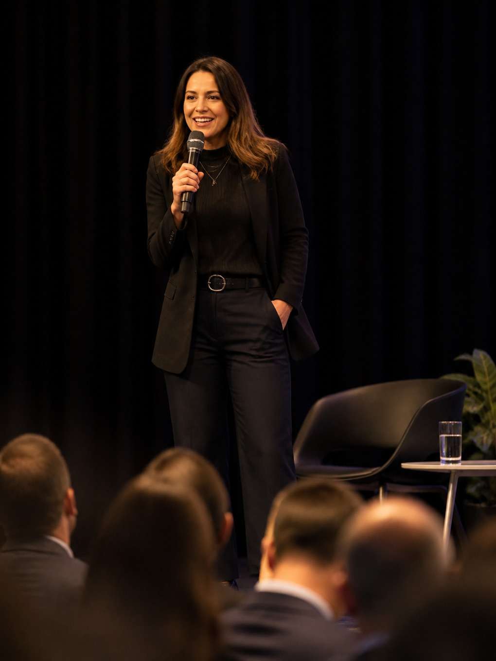 foto de apresentação com microfone - exemplo de fotos no palco